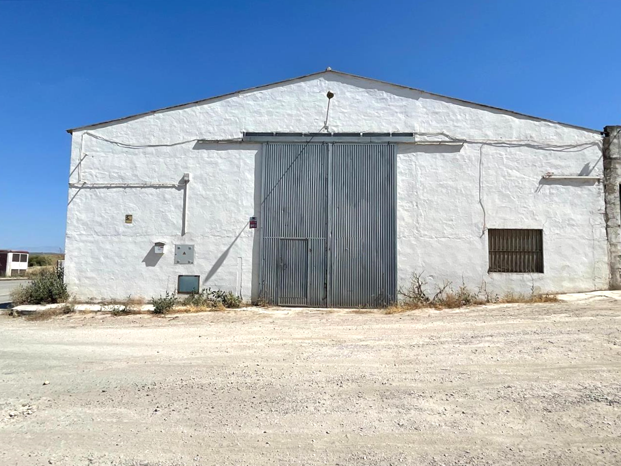 Local comercial en Cementerio El