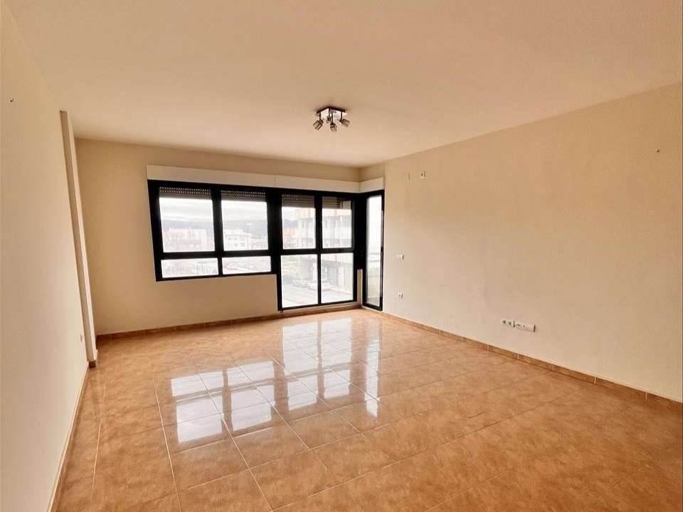 Oportunidade em Alacant: Apartamento com 3 Quartos e Varanda - Image 4