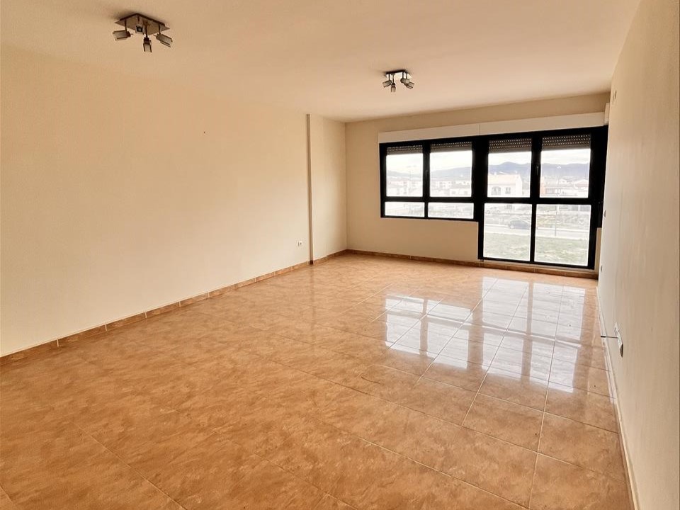 Oportunidade em Alacant: Apartamento com 3 Quartos e Varanda - Image 3