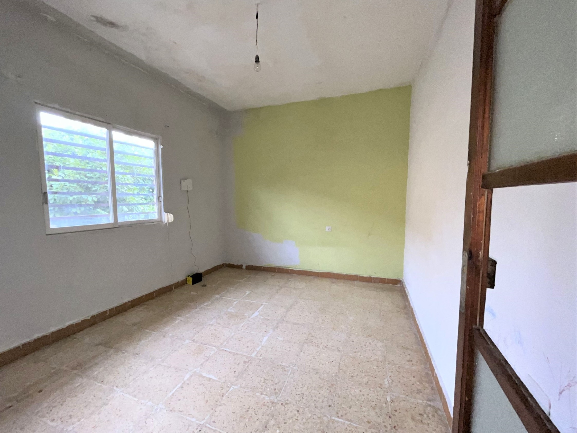 Imóvel ocupado em Torrent: moradia com piscina e alto potencial. - Image 13
