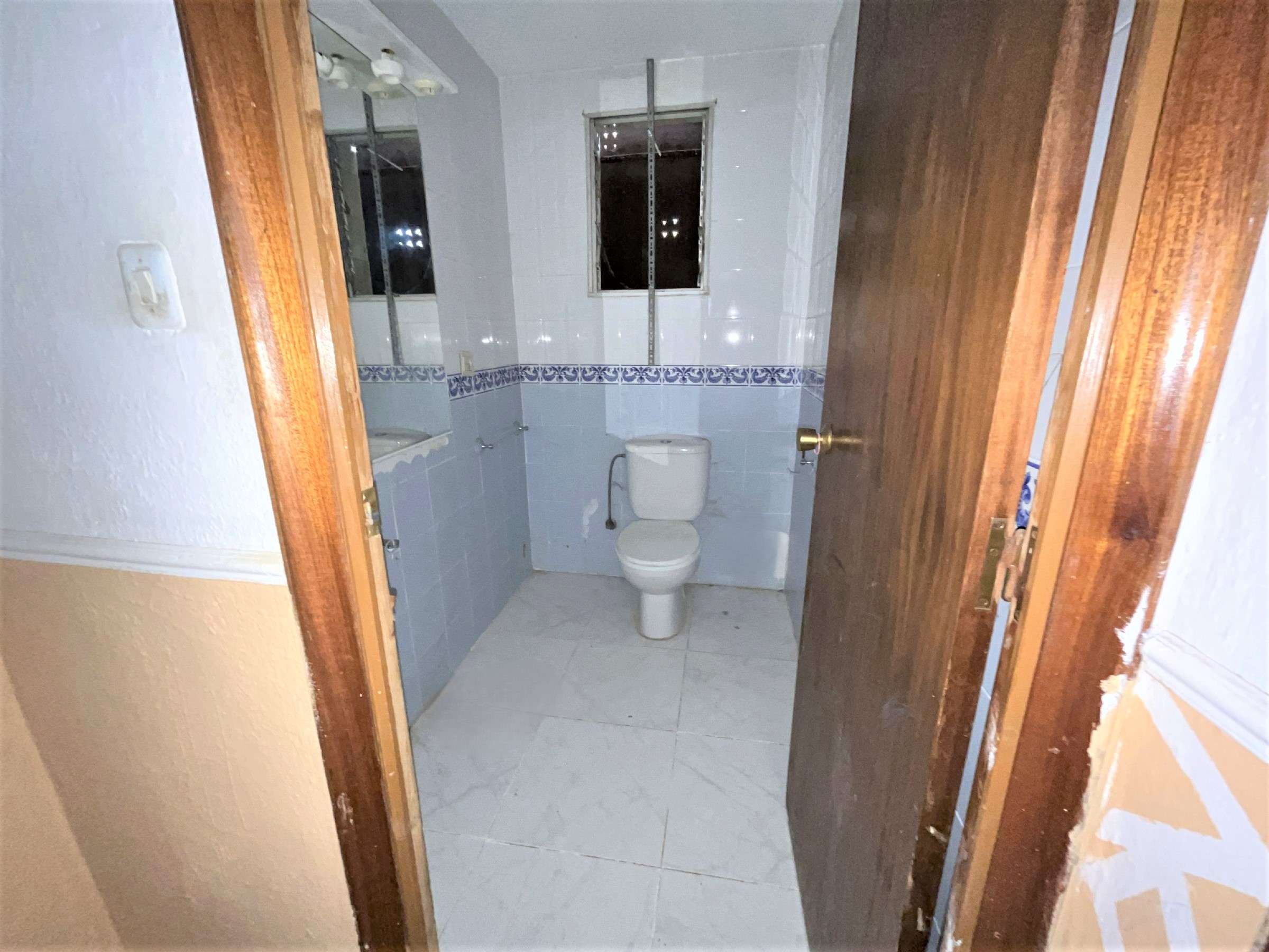Imóvel ocupado em Torrent: moradia com piscina e alto potencial. - Image 17