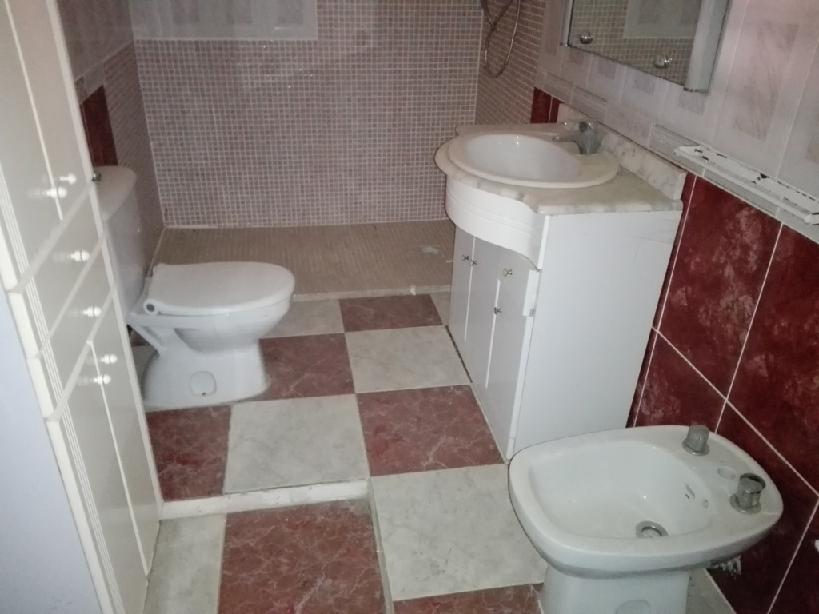 Imóvel ocupado em Torrent: moradia com piscina e alto potencial. - Image 16