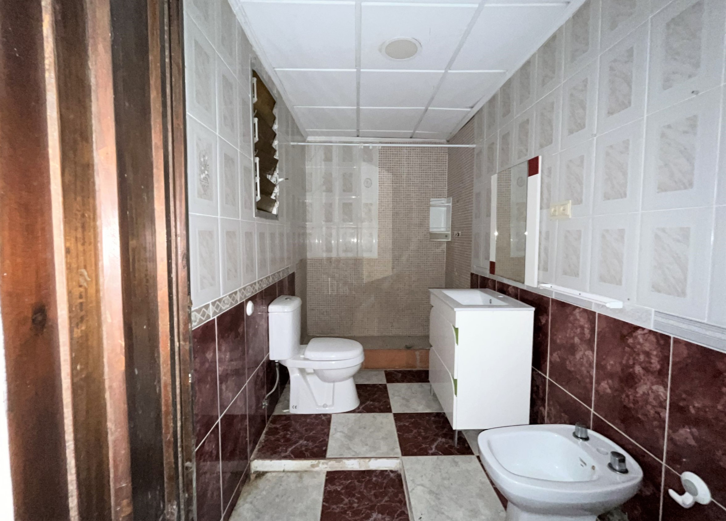 Imóvel ocupado em Torrent: moradia com piscina e alto potencial. - Image 15