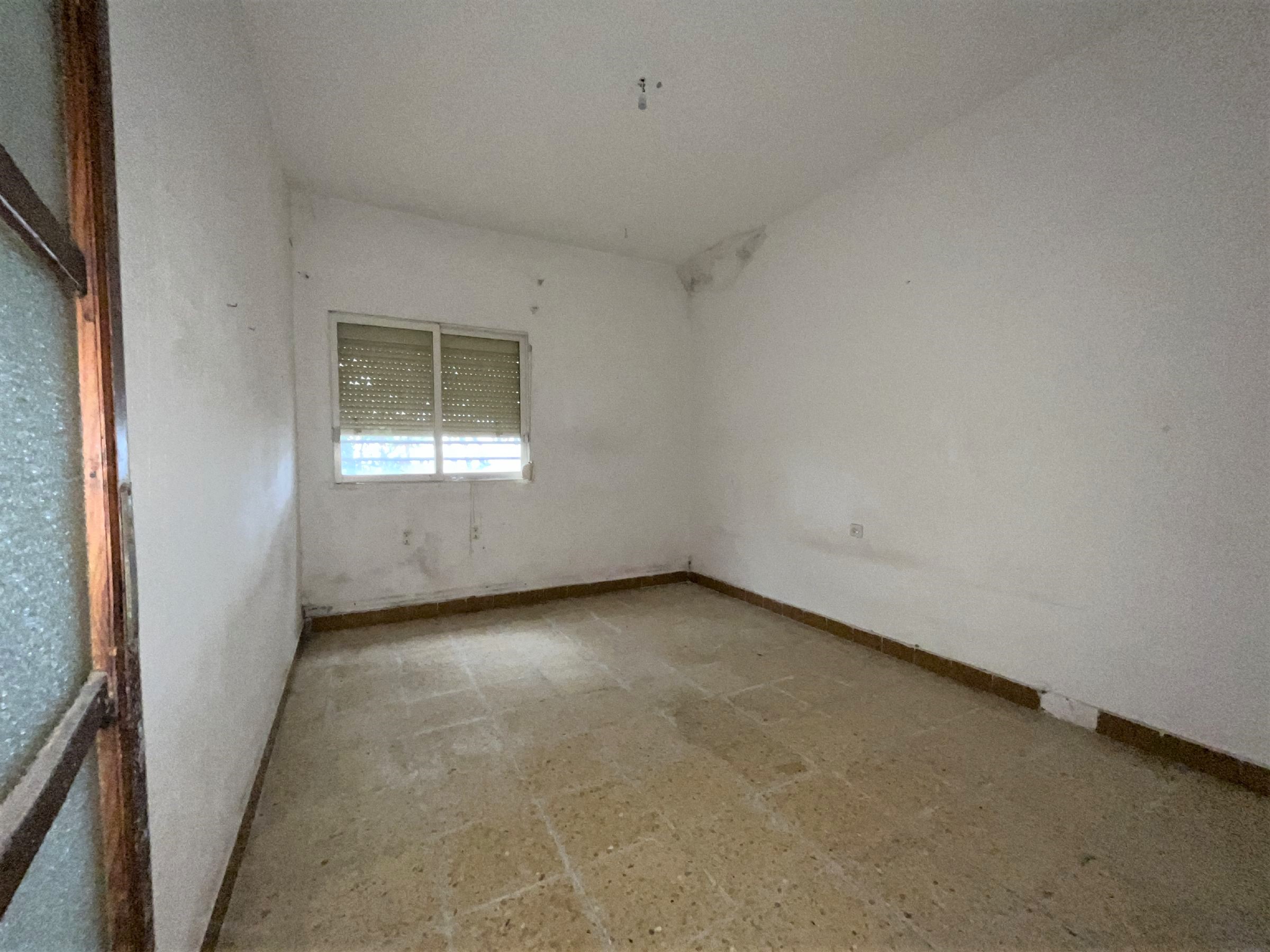 Imóvel ocupado em Torrent: moradia com piscina e alto potencial. - Image 11