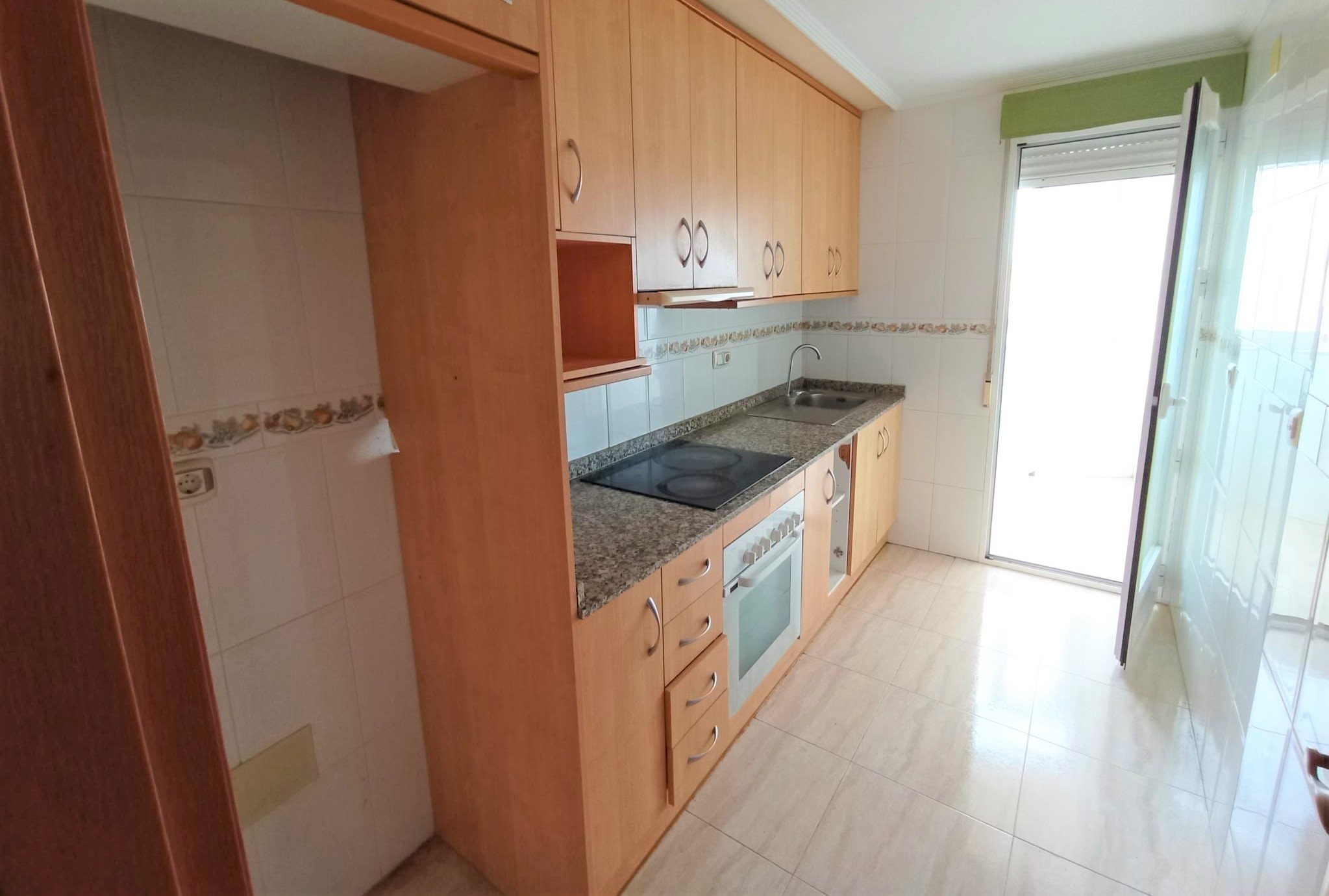Espaçoso Apartamento T3 com 2 Casas de Banho em Murcia - Image 4