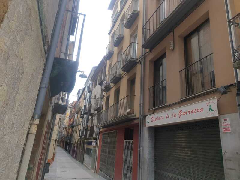 Oportunidade Única em Girona: Imóvel para Recuperação - Image 1