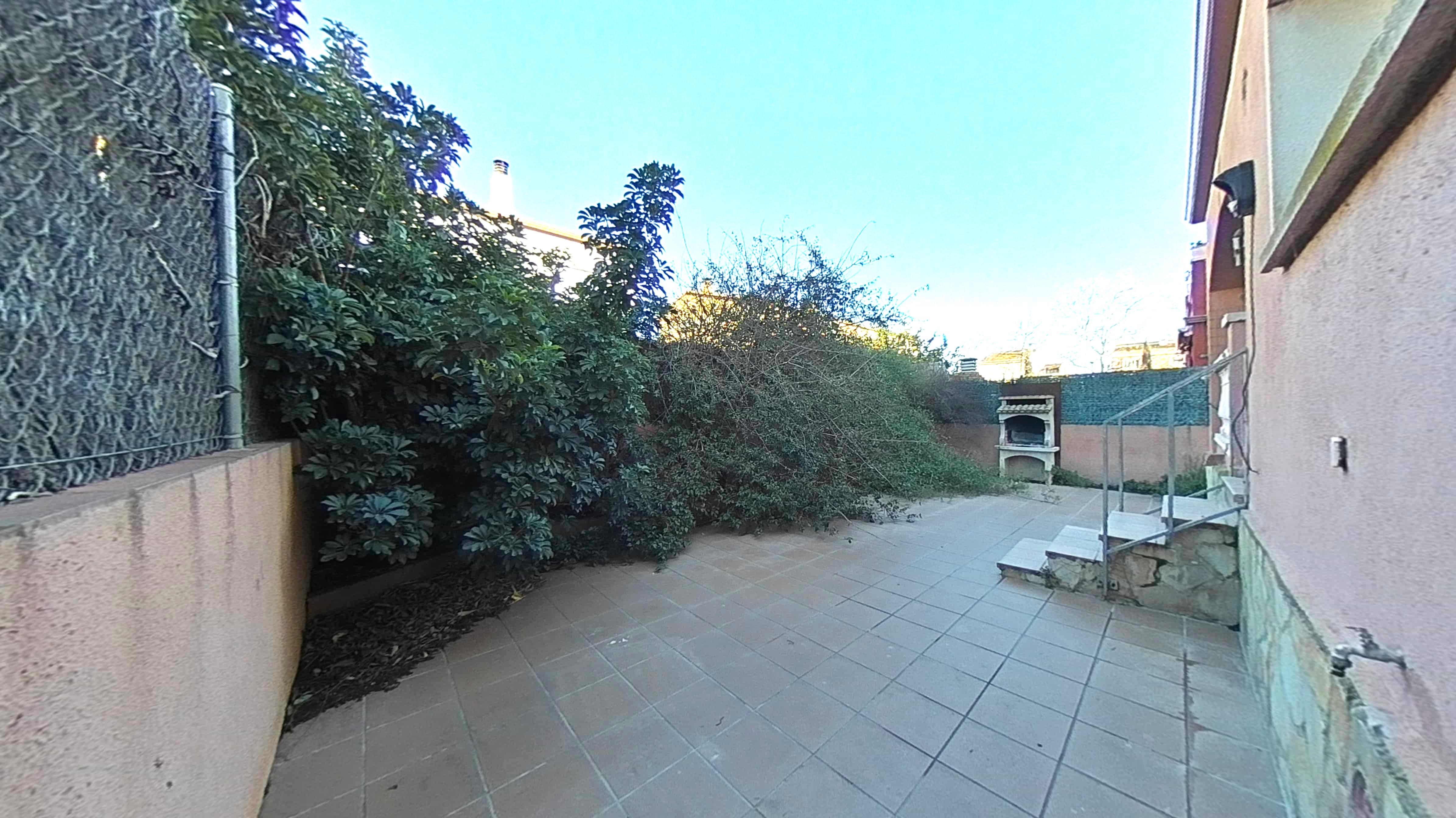 Espaçosa Moradia T3 com Terraço e Estacionamento em Girona - Image 3