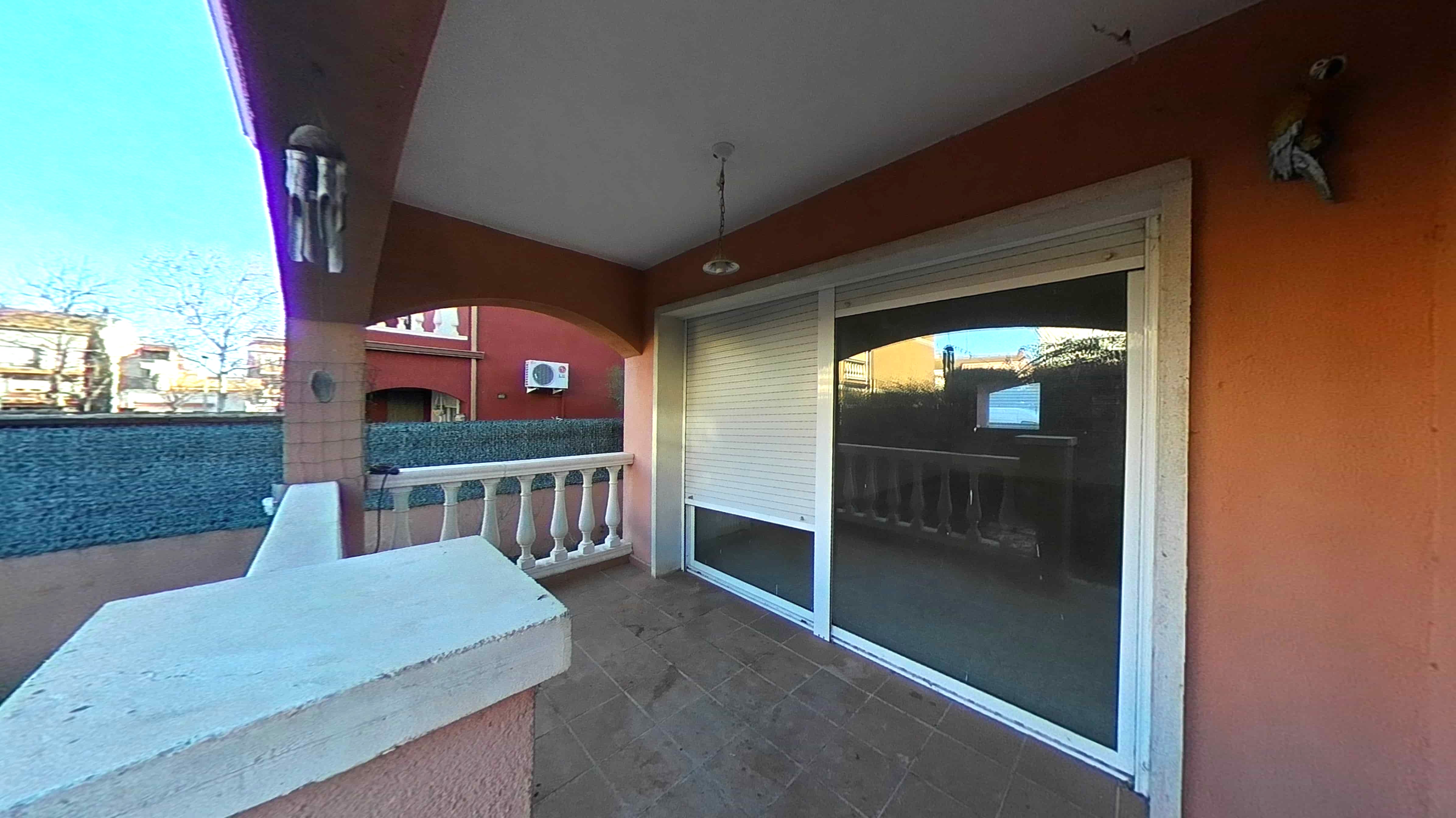 Espaçosa Moradia T3 com Terraço e Estacionamento em Girona - Image 2