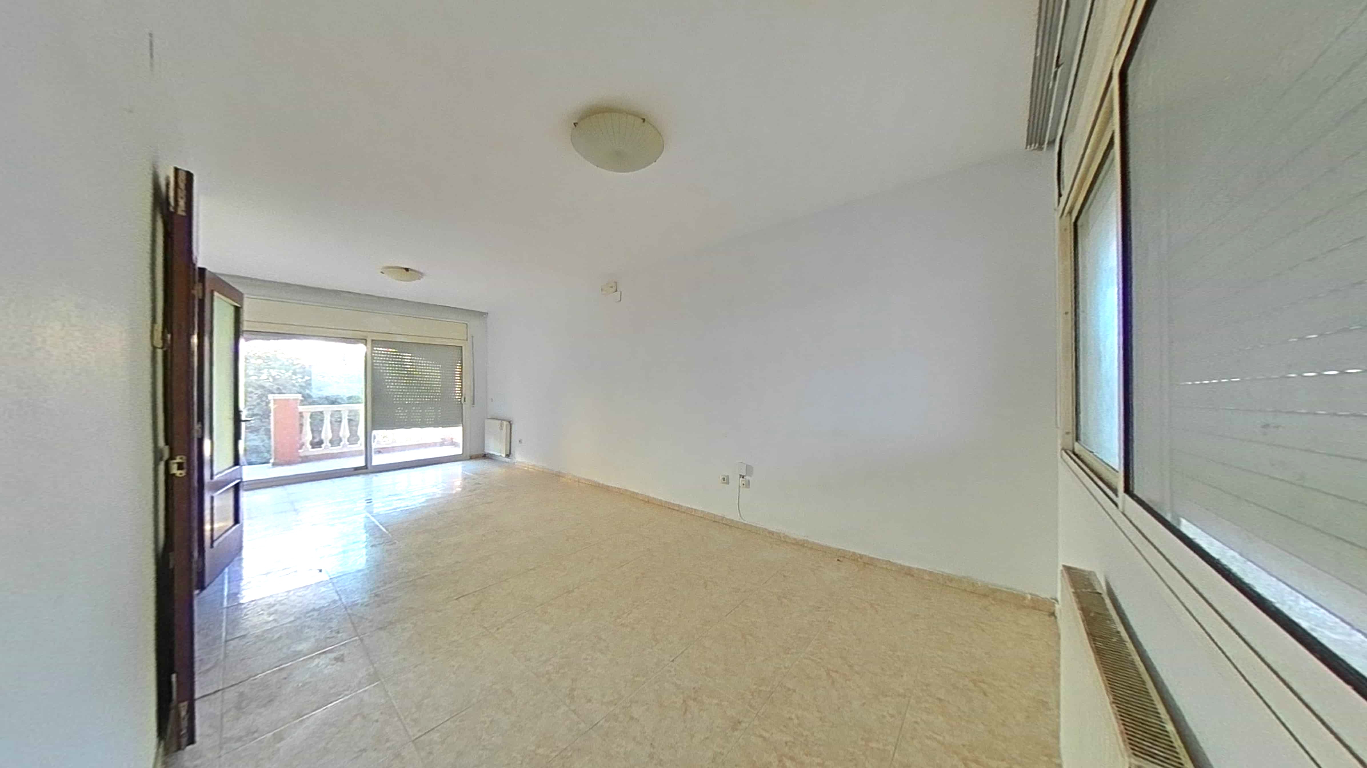 Espaçosa Moradia T3 com Terraço e Estacionamento em Girona - Image 7