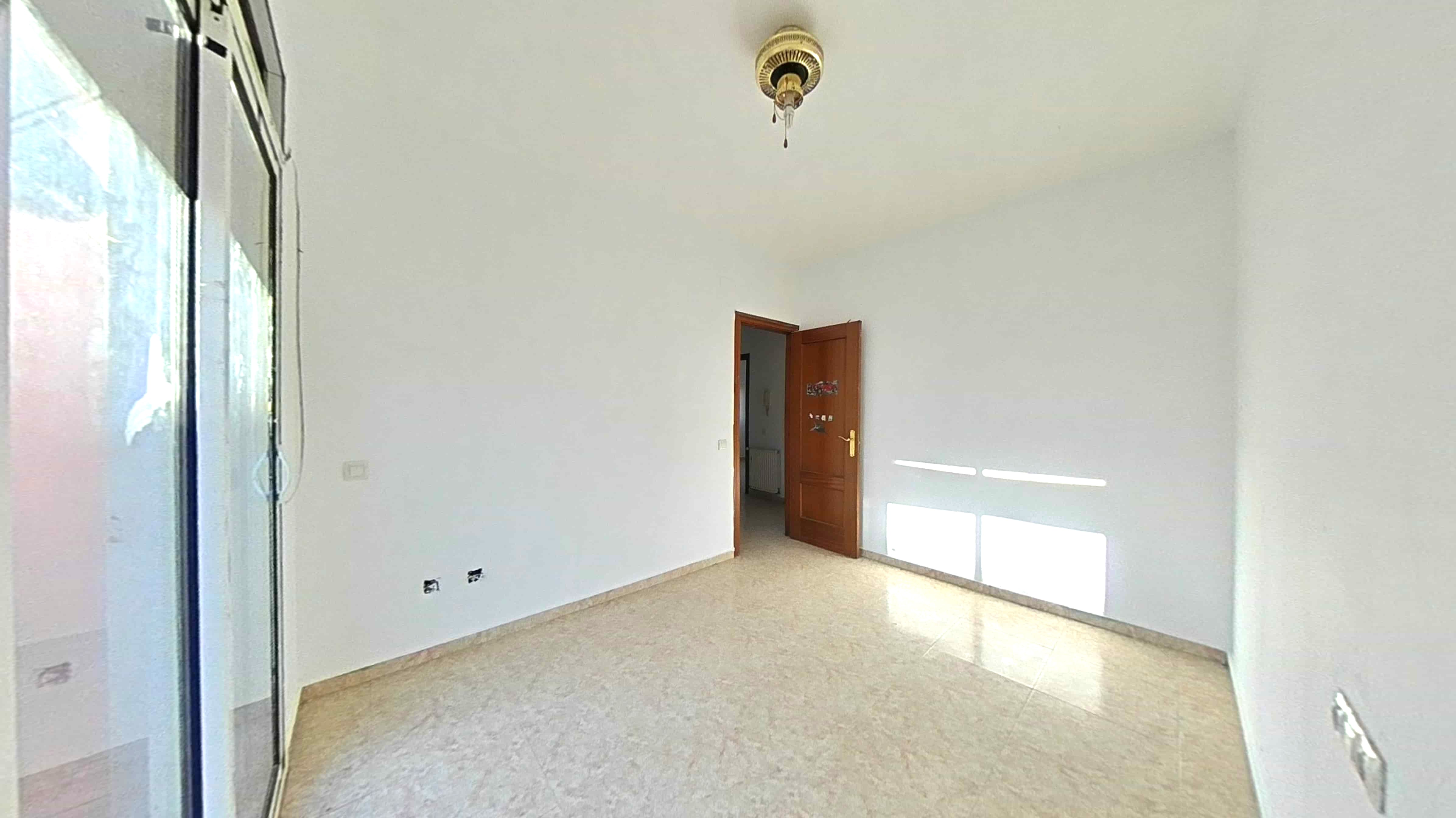 Espaçosa Moradia T3 com Terraço e Estacionamento em Girona - Image 18