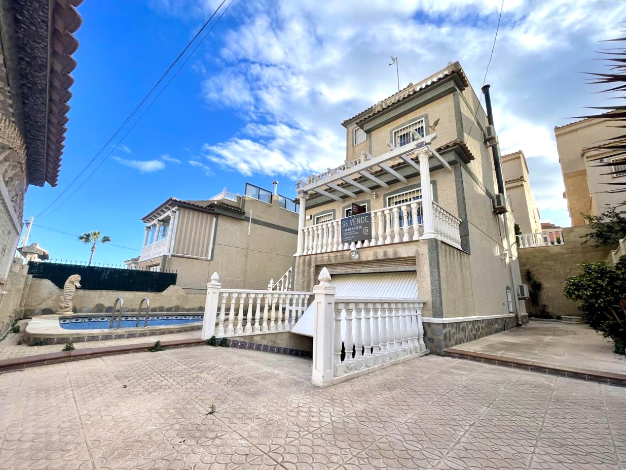 Moradia Moderna com Jardim, Piscina e Estacionamento em Alicante - Image 3