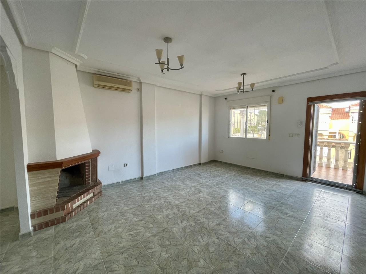 Moradia Moderna com Jardim, Piscina e Estacionamento em Alicante - Image 4