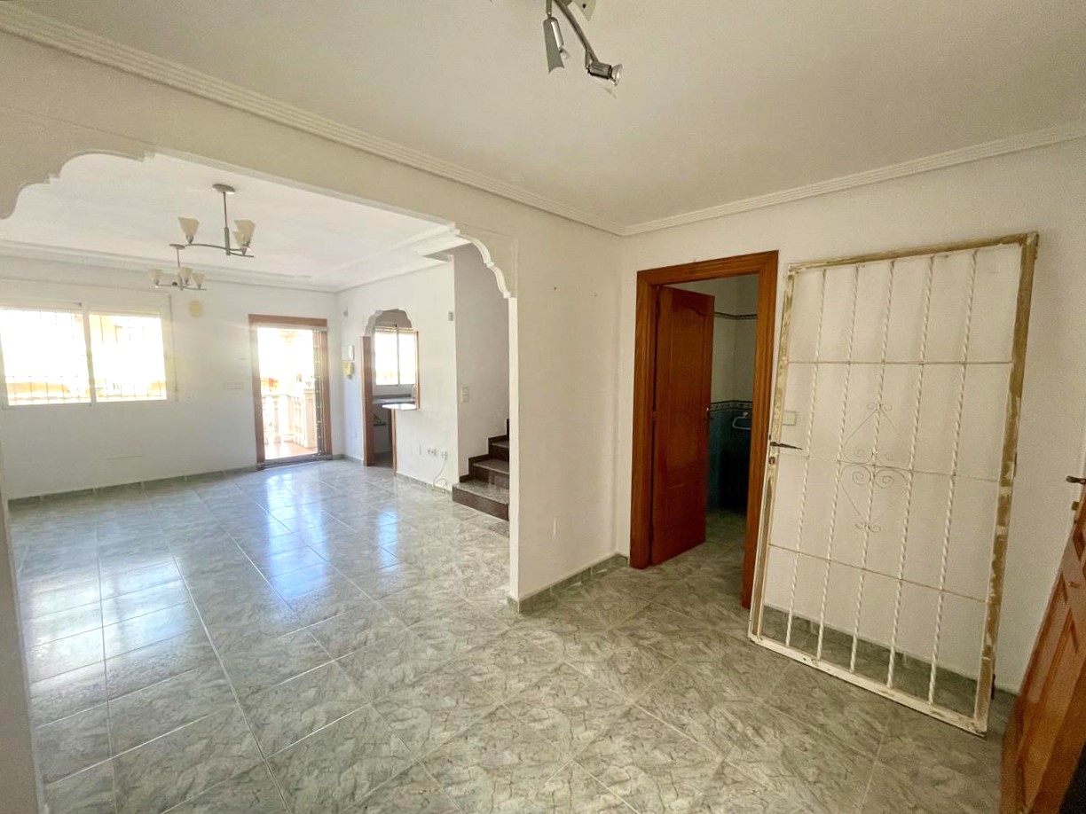 Moradia Moderna com Jardim, Piscina e Estacionamento em Alicante - Image 6