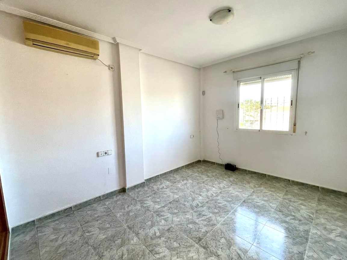 Moradia Moderna com Jardim, Piscina e Estacionamento em Alicante - Image 8