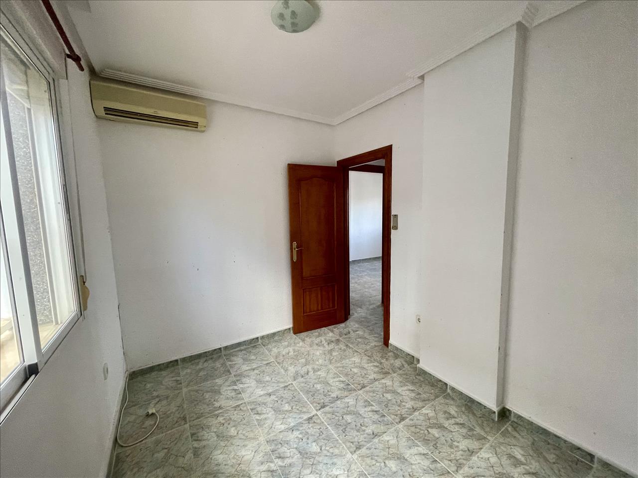 Moradia Moderna com Jardim, Piscina e Estacionamento em Alicante - Image 9