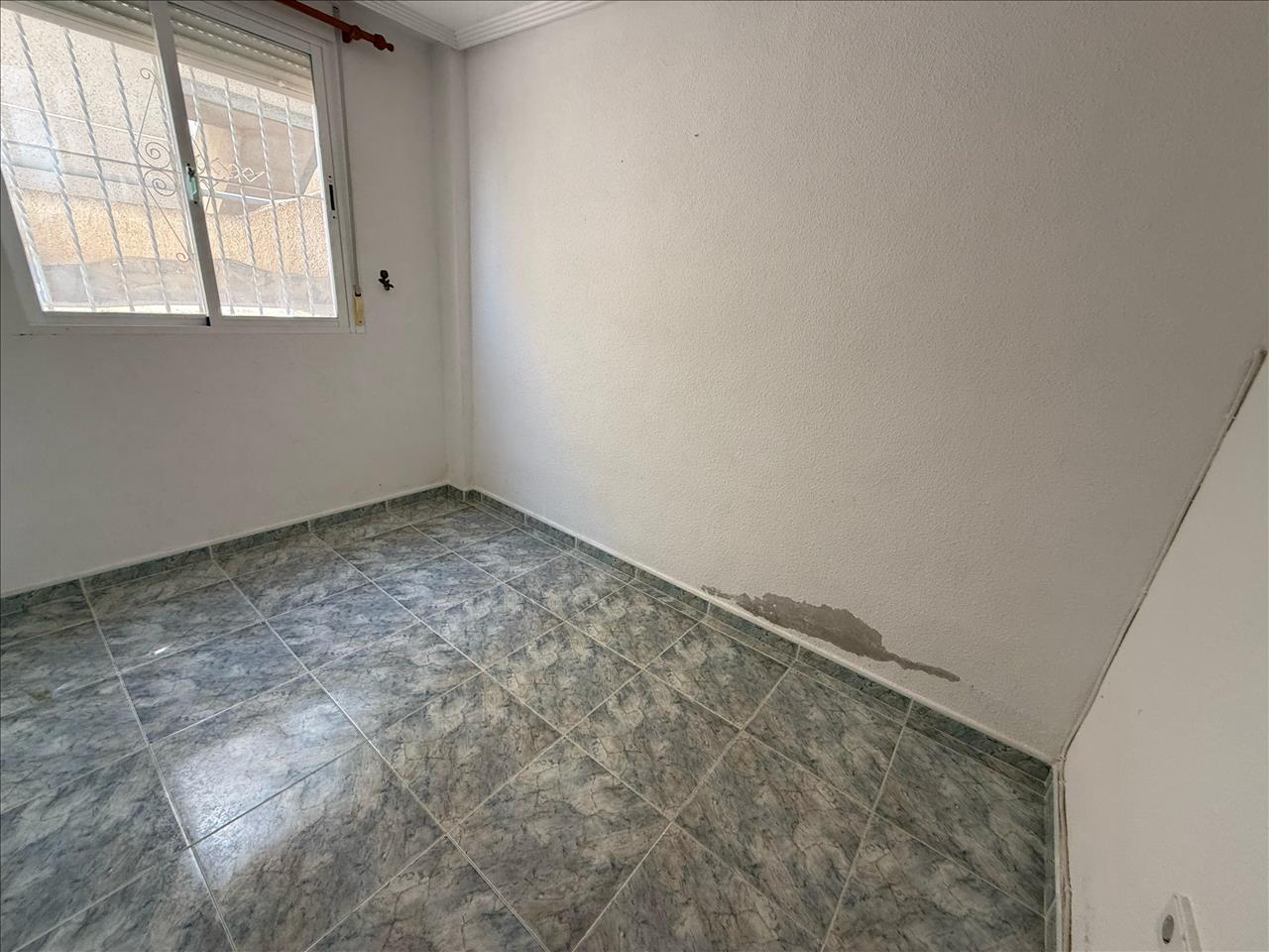 Moradia Moderna com Jardim, Piscina e Estacionamento em Alicante - Image 10
