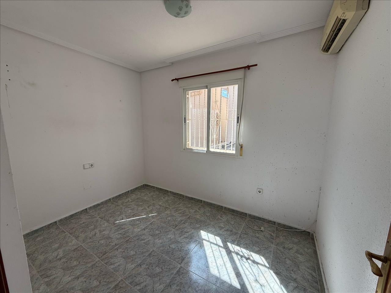 Moradia Moderna com Jardim, Piscina e Estacionamento em Alicante - Image 11