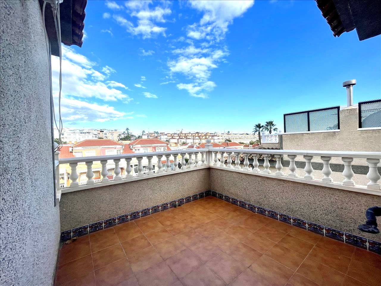 Moradia Moderna com Jardim, Piscina e Estacionamento em Alicante - Image 12