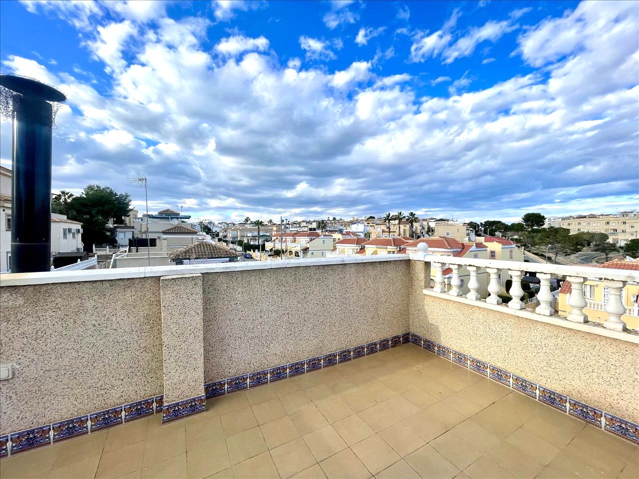 Moradia Moderna com Jardim, Piscina e Estacionamento em Alicante - Image 13