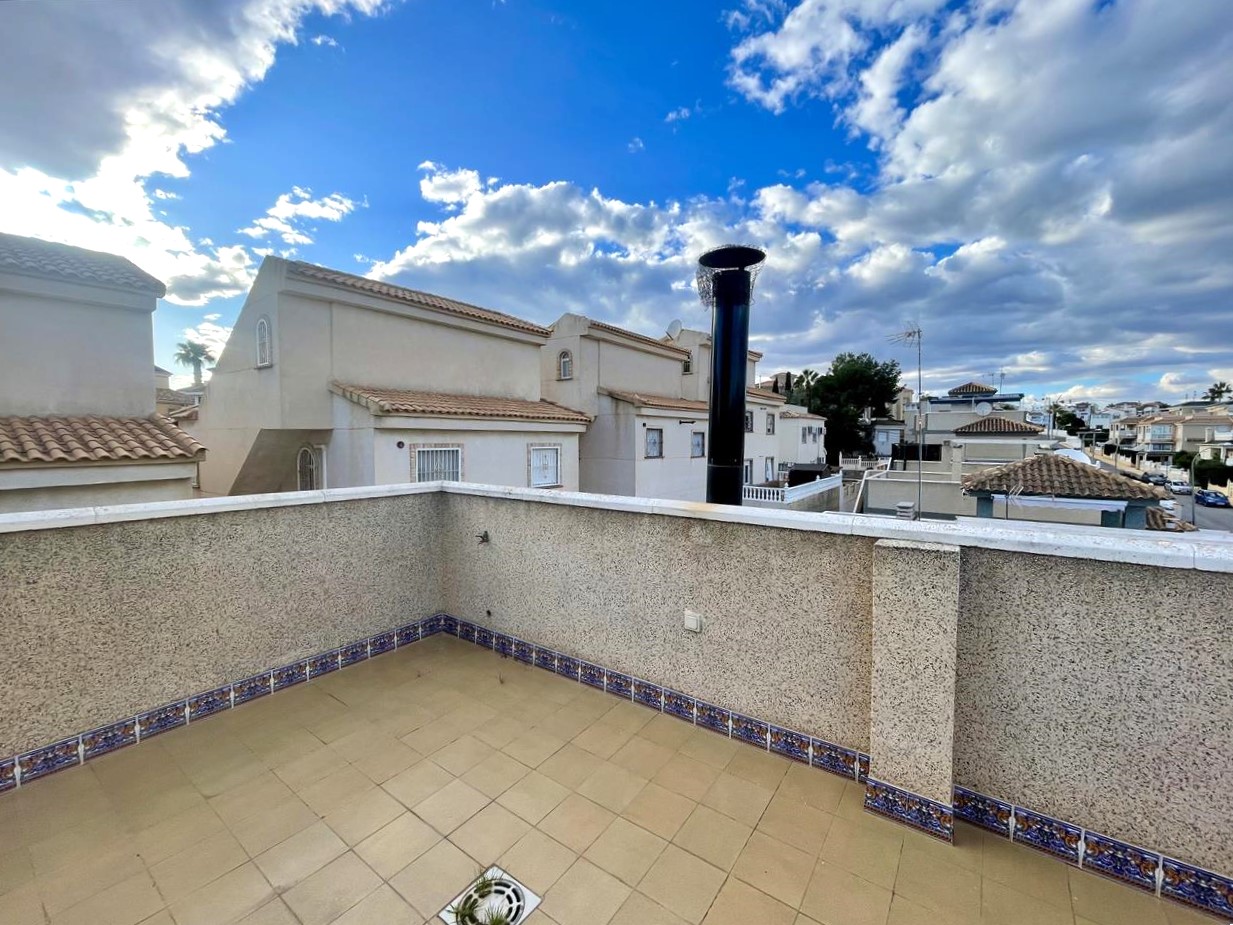 Moradia Moderna com Jardim, Piscina e Estacionamento em Alicante - Image 14