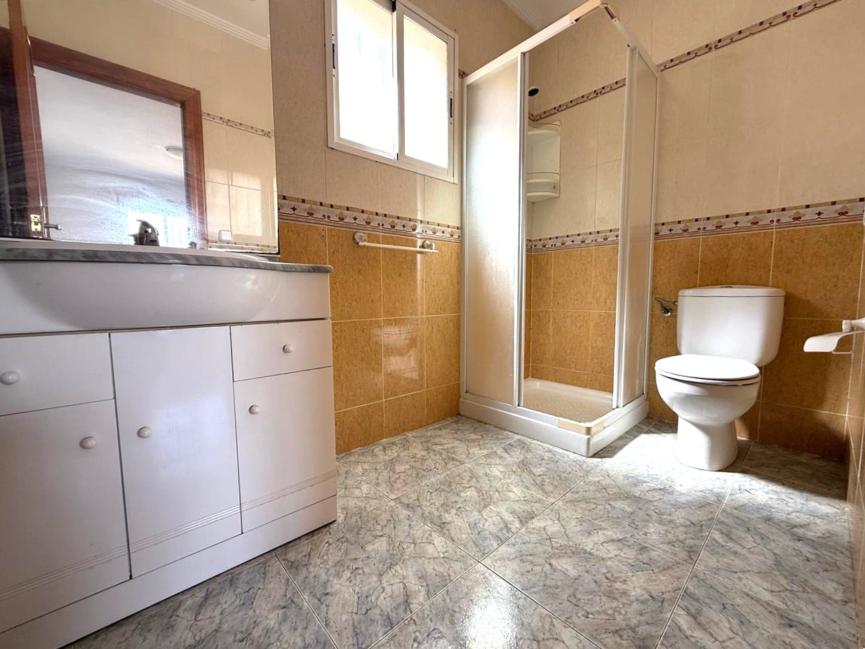 Moradia Moderna com Jardim, Piscina e Estacionamento em Alicante - Image 15