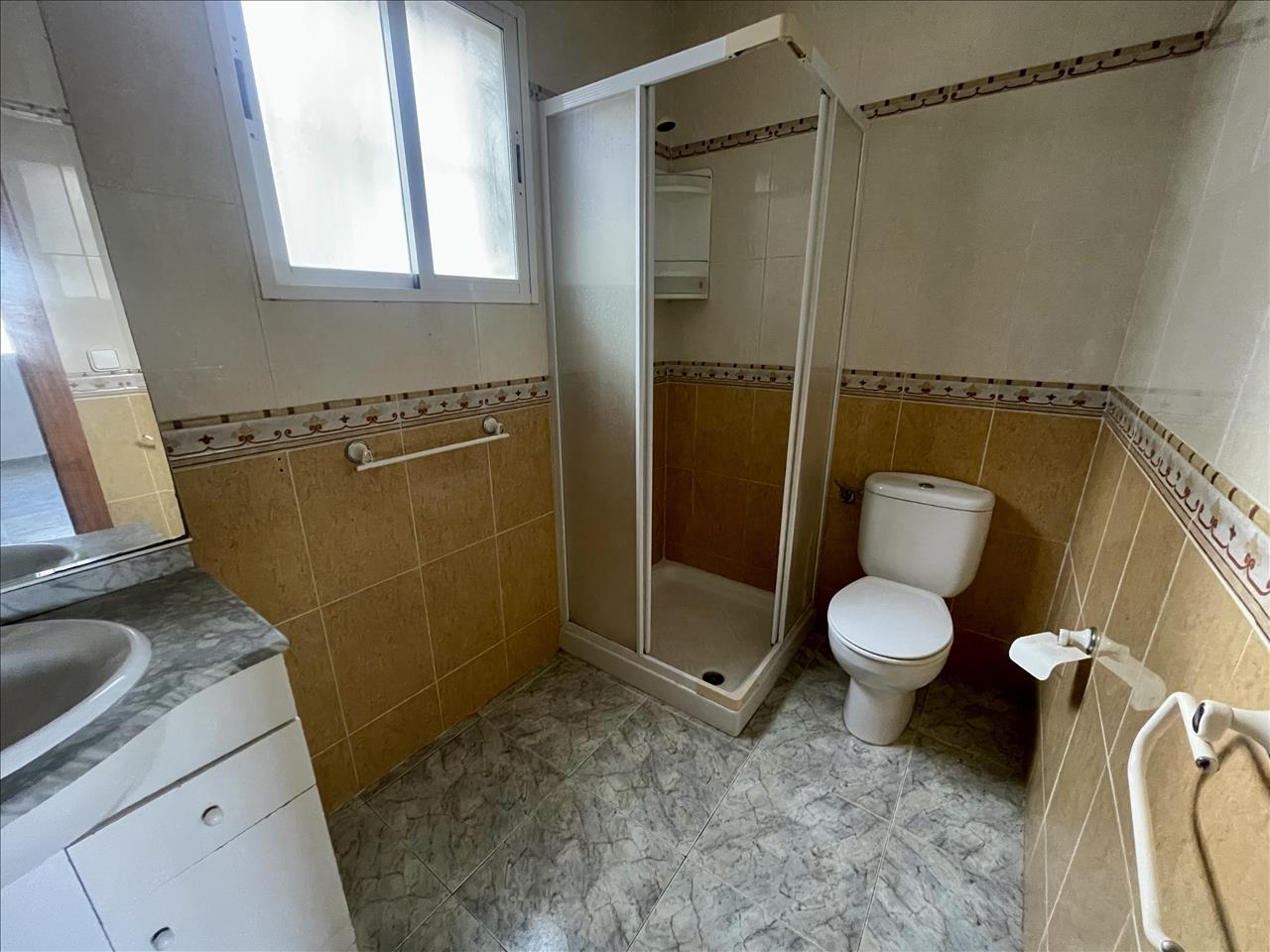 Moradia Moderna com Jardim, Piscina e Estacionamento em Alicante - Image 16