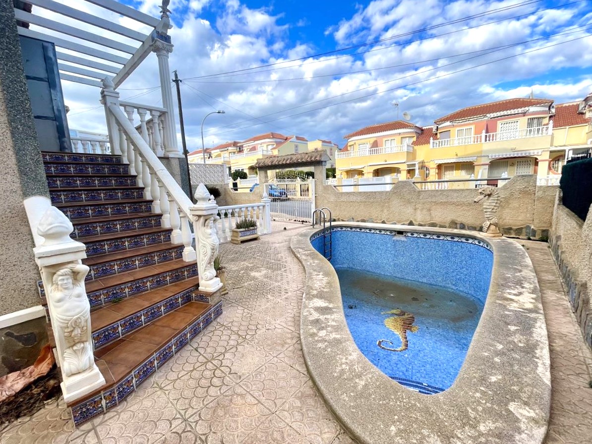 Moradia Moderna com Jardim, Piscina e Estacionamento em Alicante - Image 18