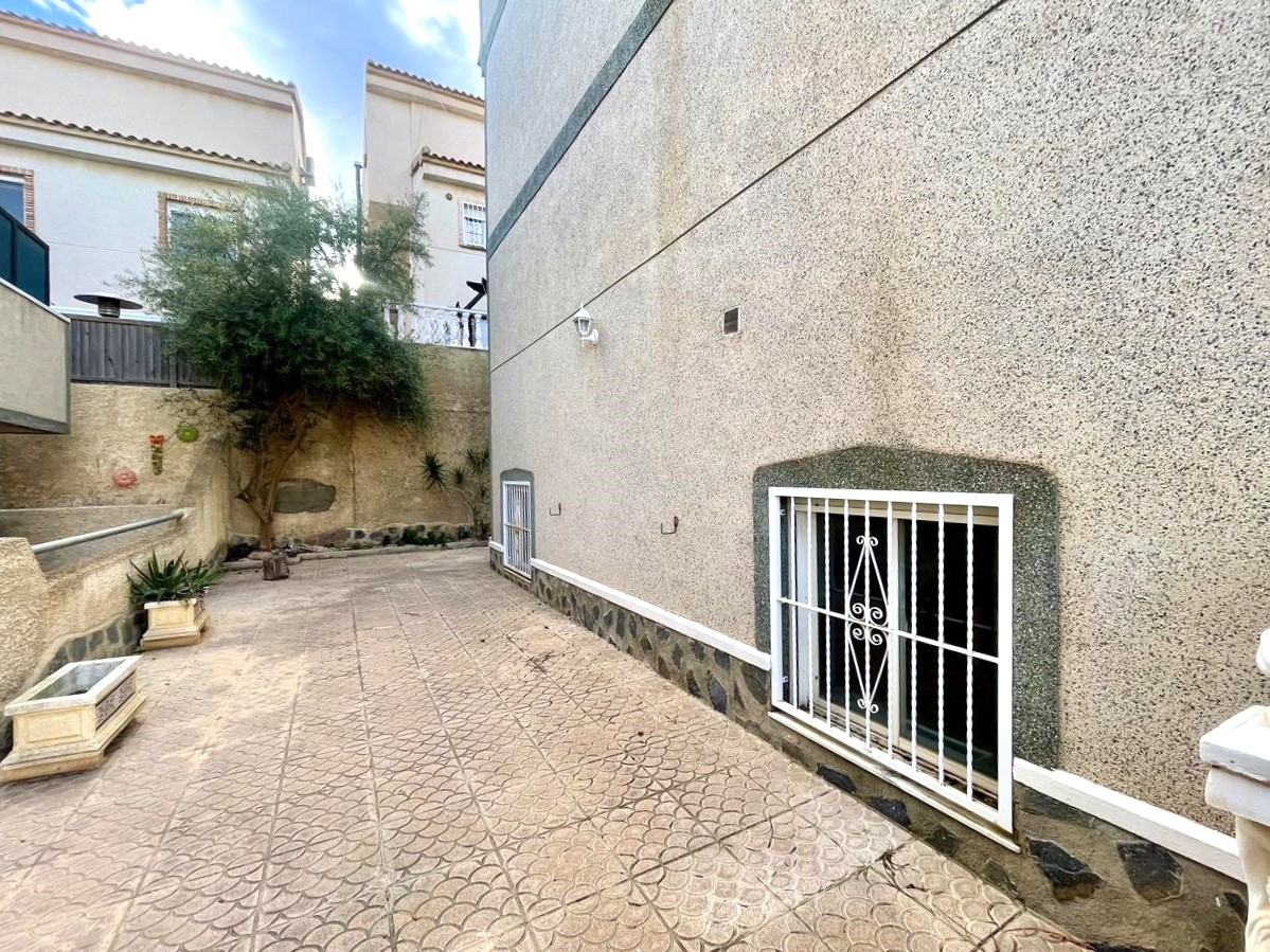 Moradia Moderna com Jardim, Piscina e Estacionamento em Alicante - Image 19