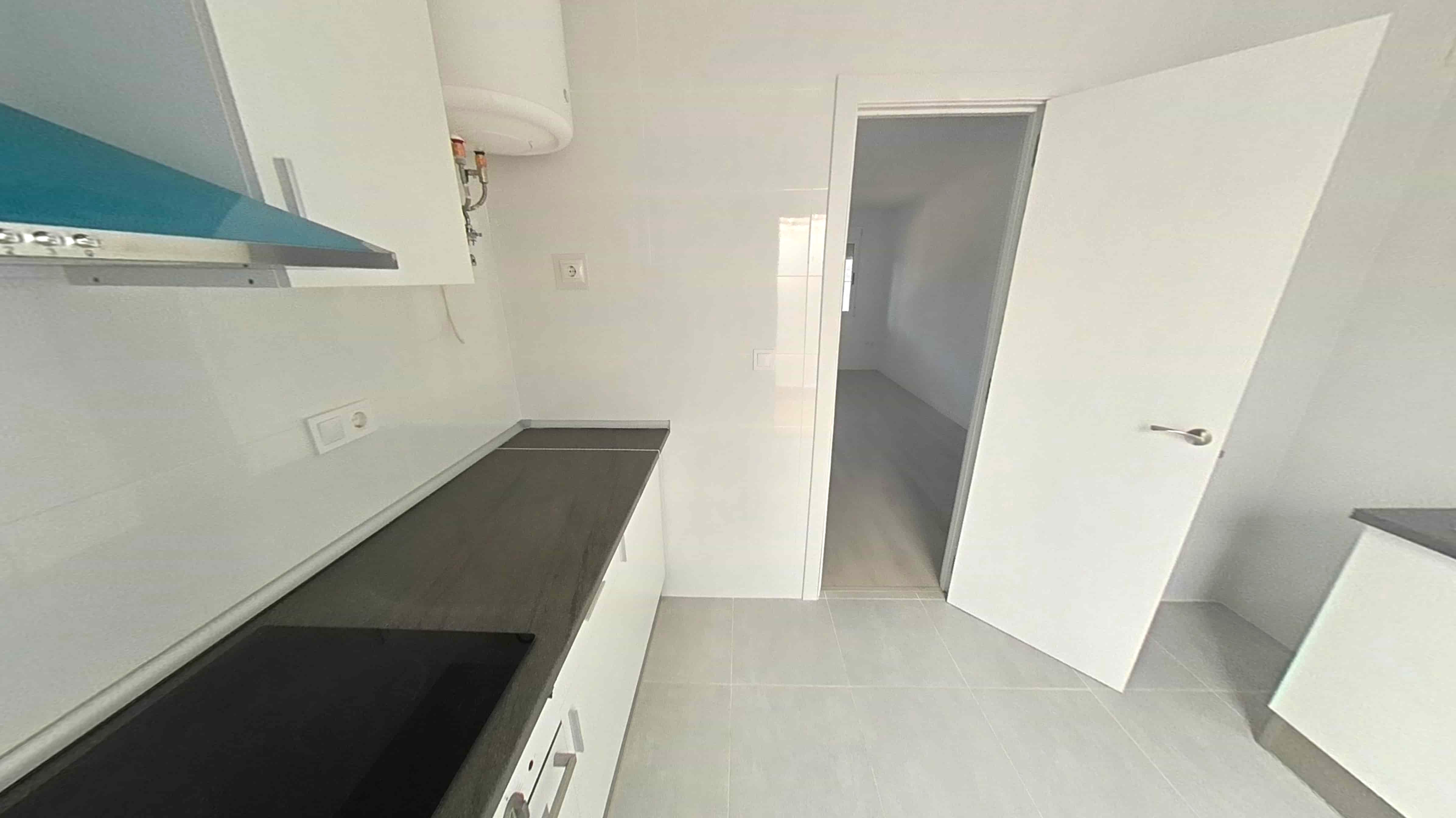 Apartamento em Torrevieja, Alicante - Oportunidade de Recuperação - Image 11