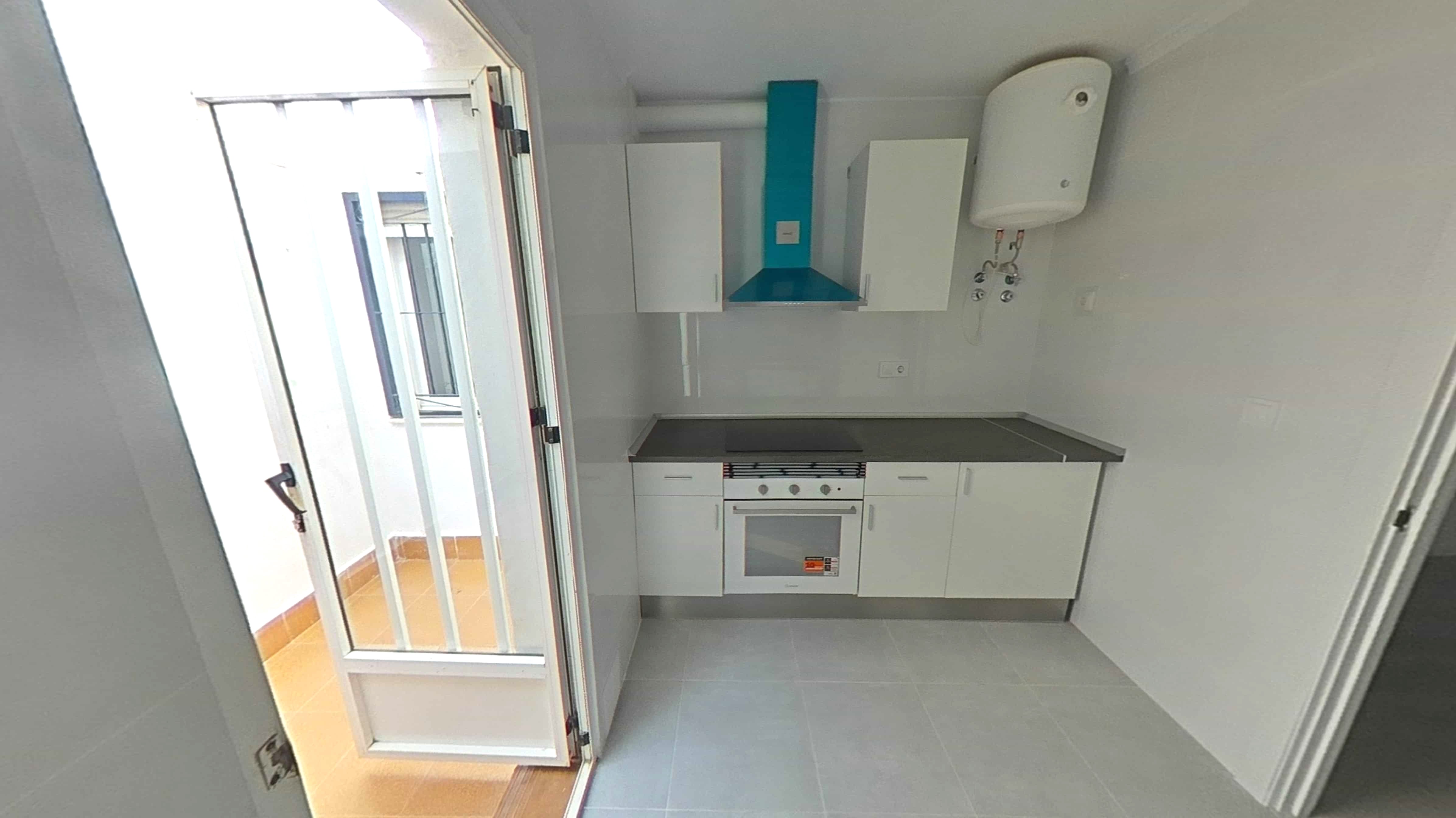 Apartamento em Torrevieja, Alicante - Oportunidade de Recuperação - Image 12