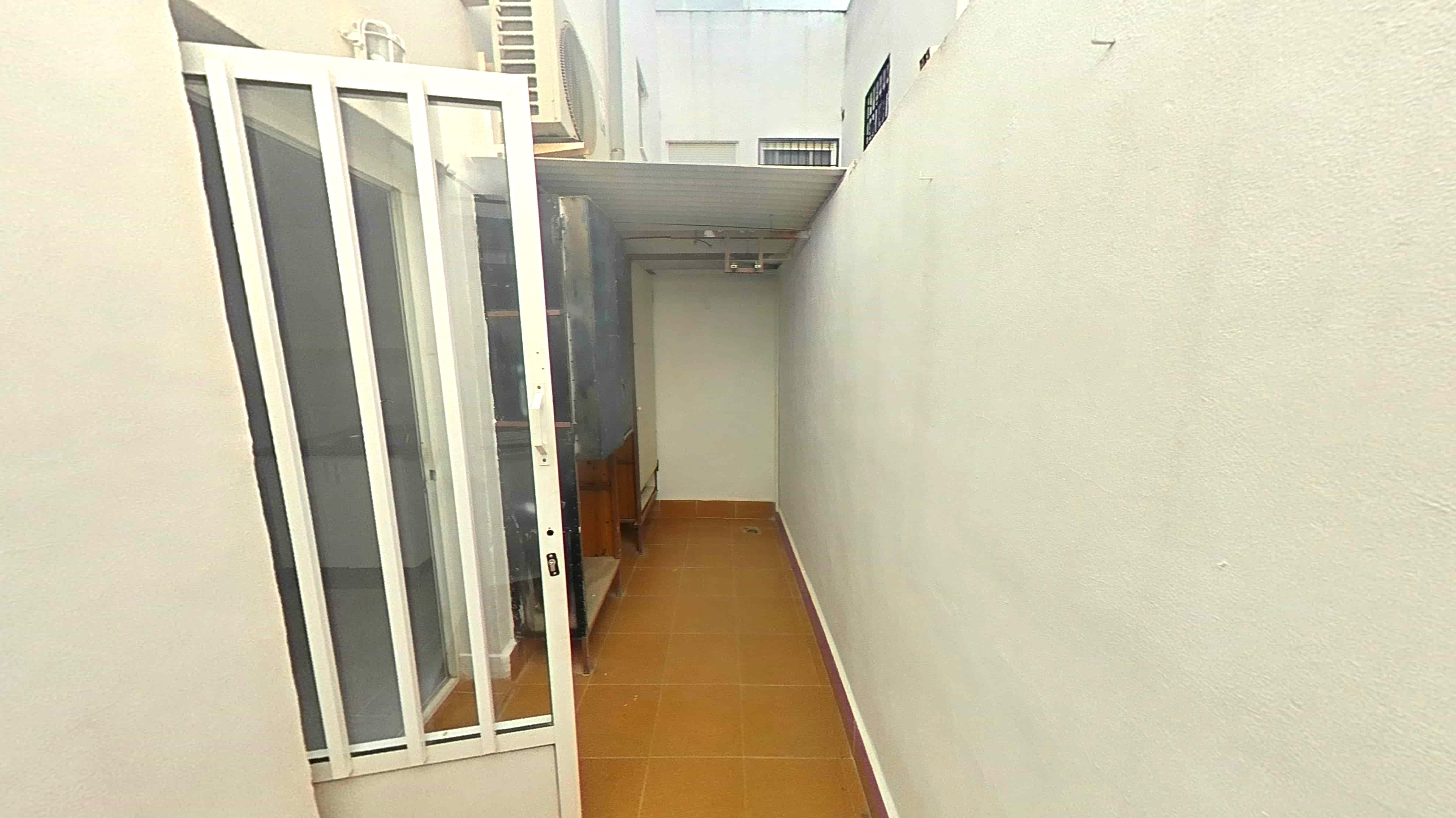 Apartamento em Torrevieja, Alicante - Oportunidade de Recuperação - Image 13