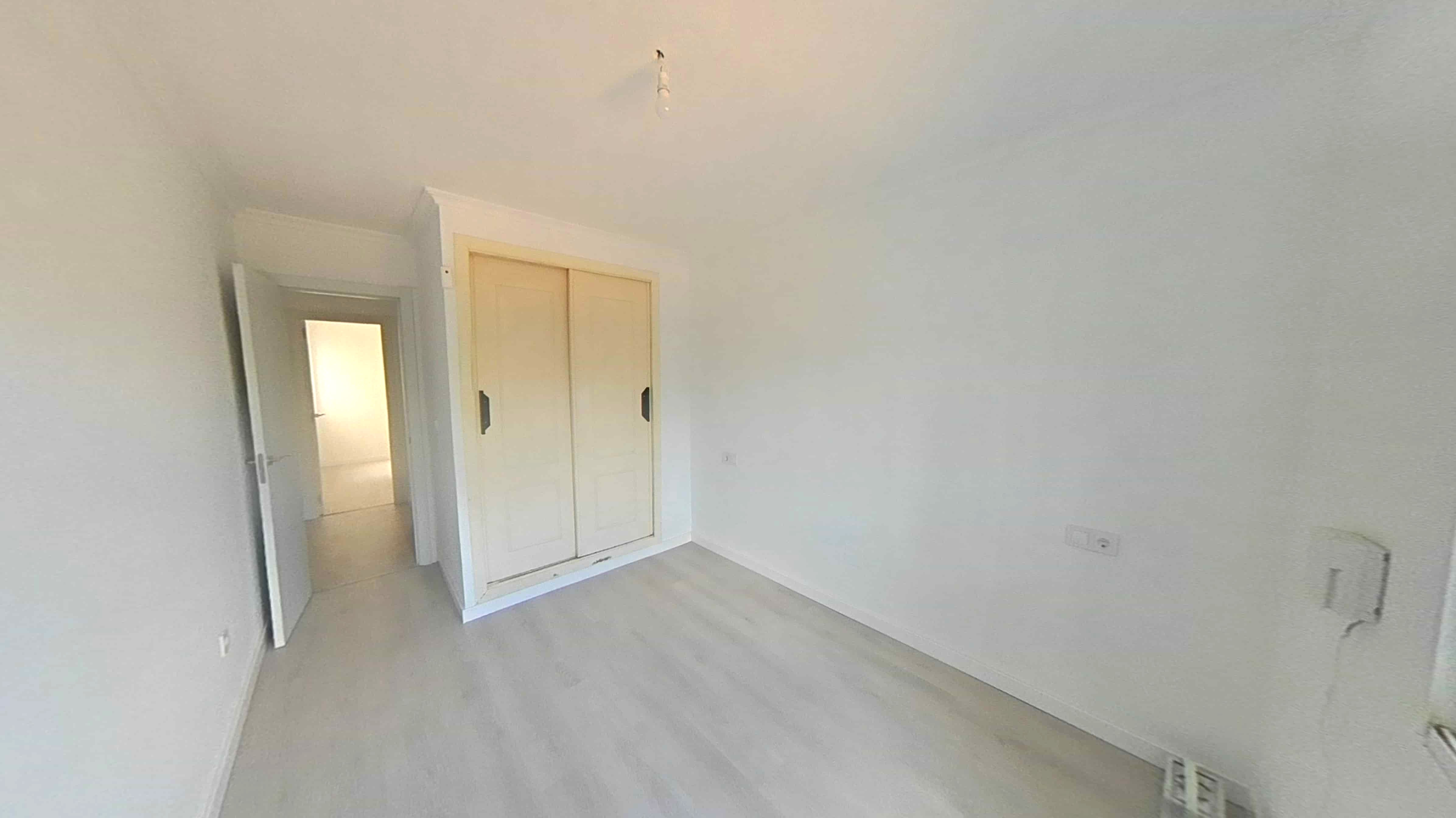 Apartamento em Torrevieja, Alicante - Oportunidade de Recuperação - Image 15