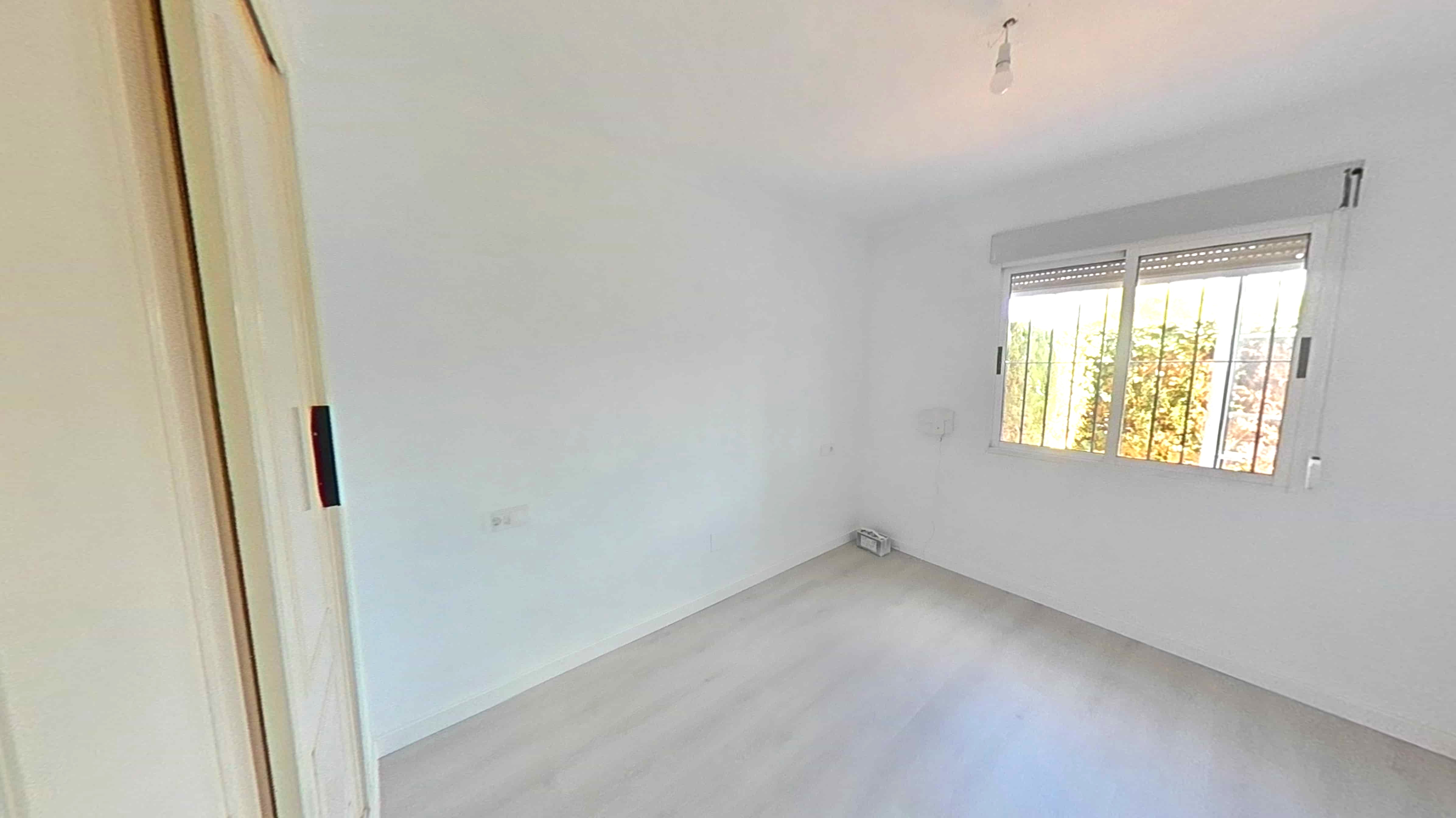 Apartamento em Torrevieja, Alicante - Oportunidade de Recuperação - Image 18