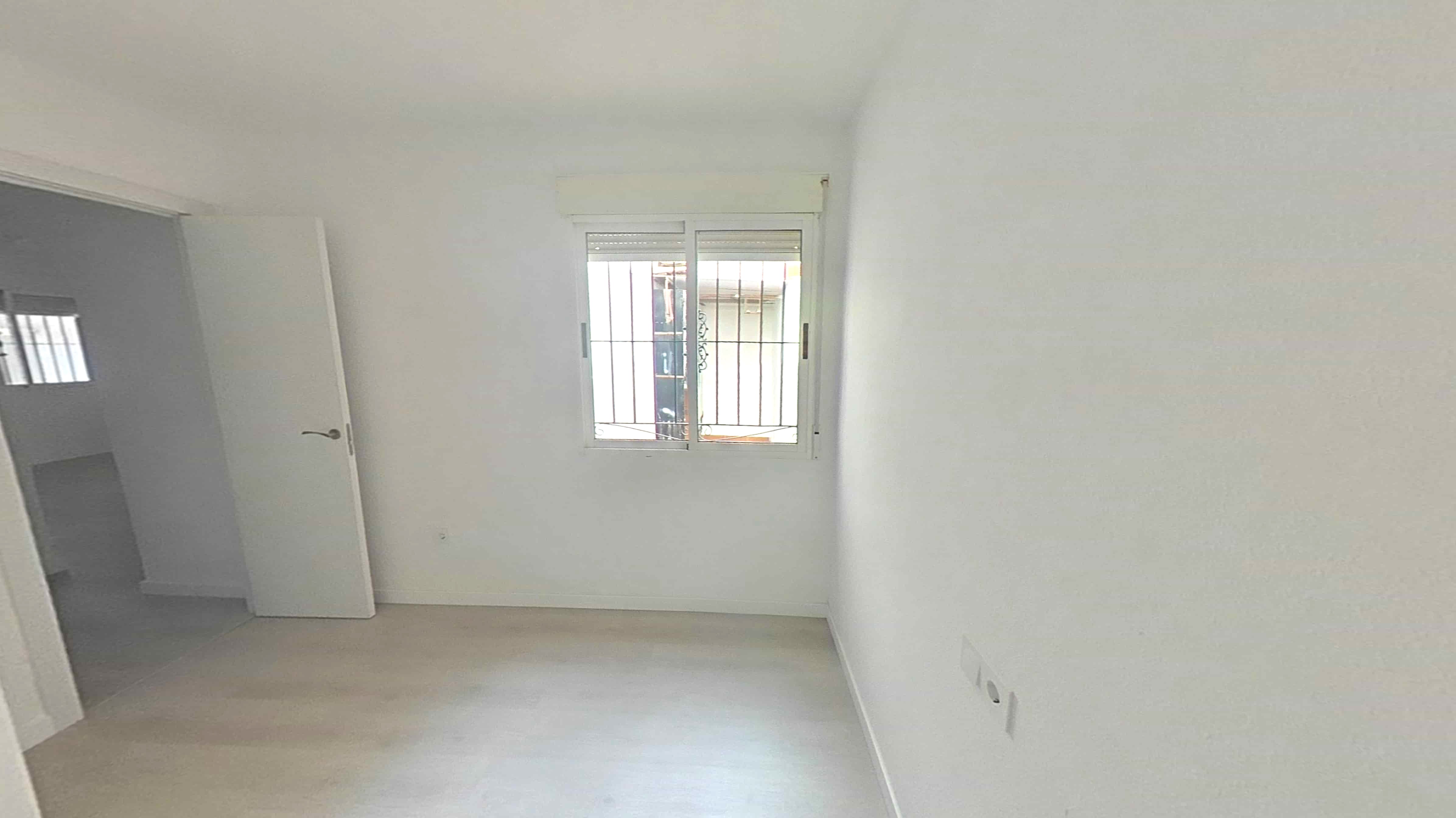 Apartamento em Torrevieja, Alicante - Oportunidade de Recuperação - Image 21