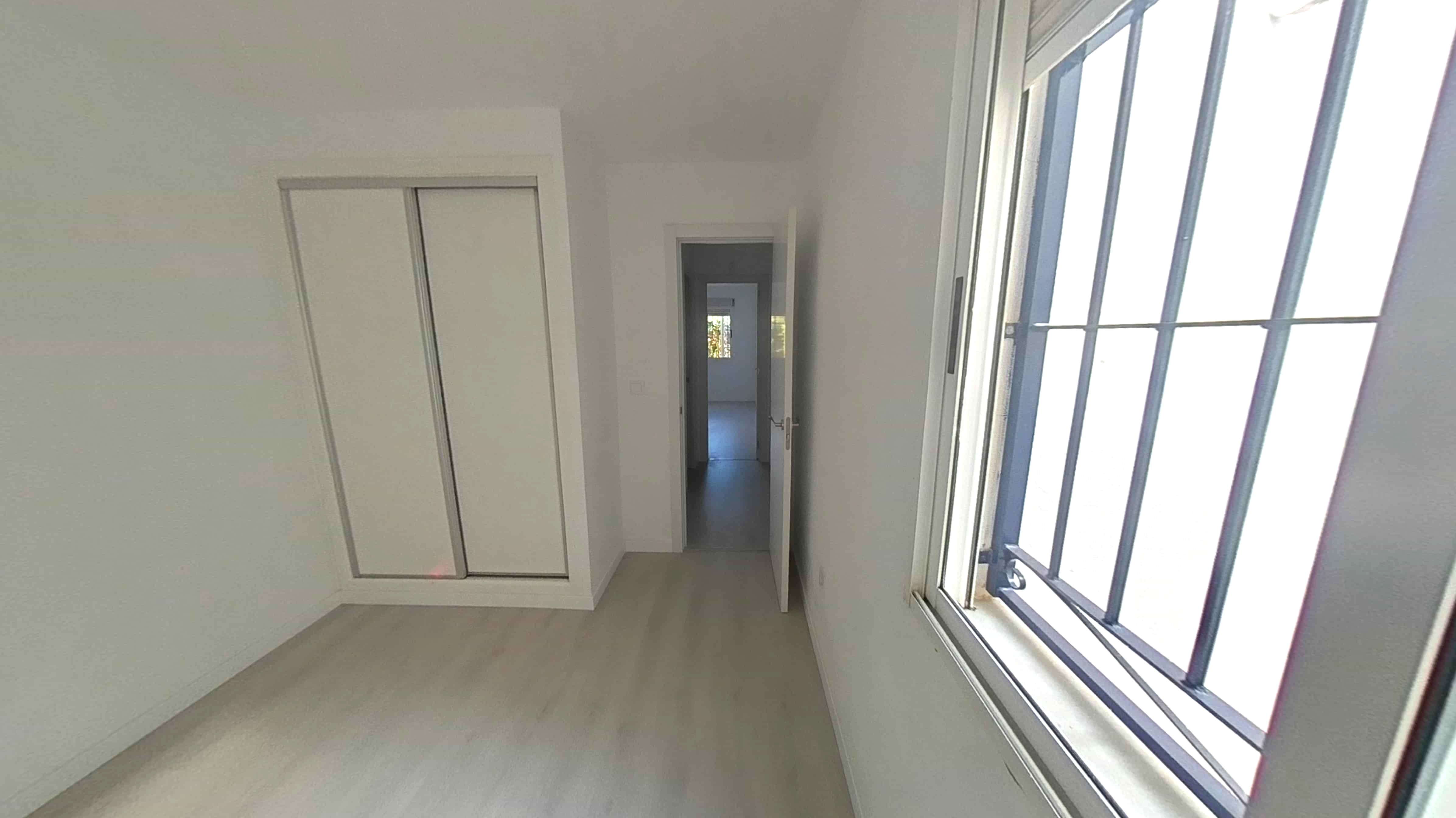 Apartamento em Torrevieja, Alicante - Oportunidade de Recuperação - Image 22