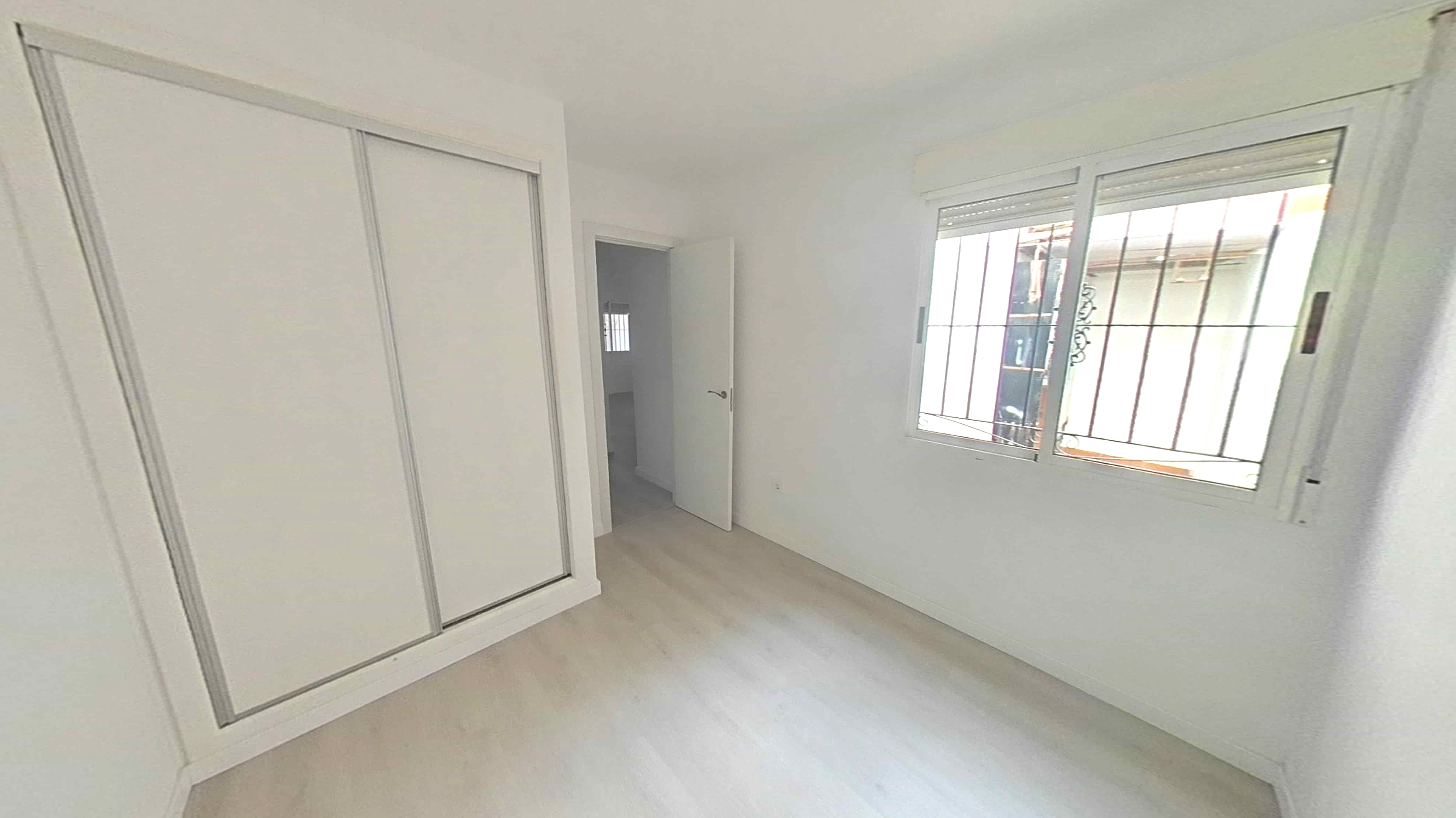Apartamento em Torrevieja, Alicante - Oportunidade de Recuperação - Image 23