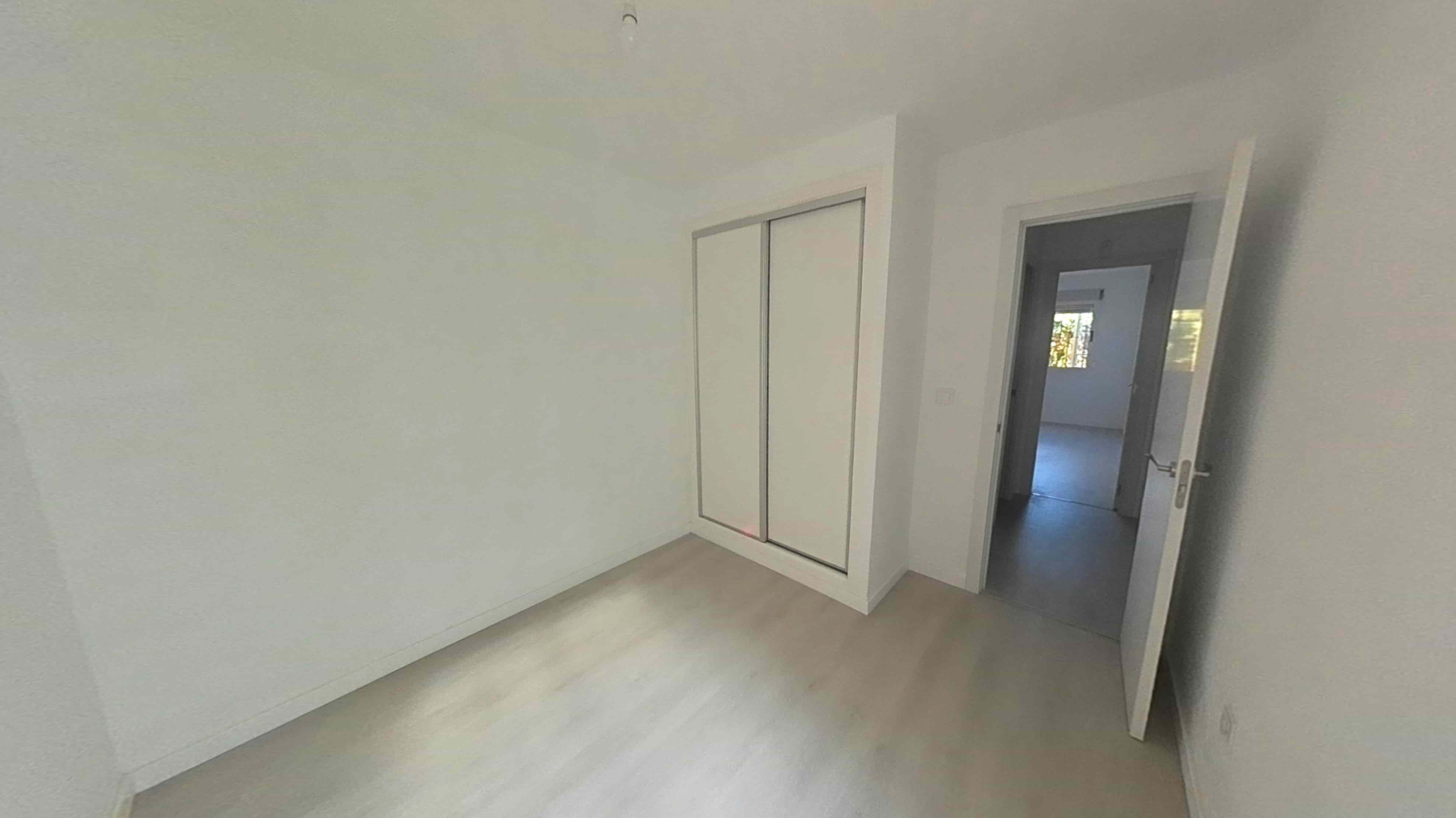 Apartamento em Torrevieja, Alicante - Oportunidade de Recuperação - Image 24