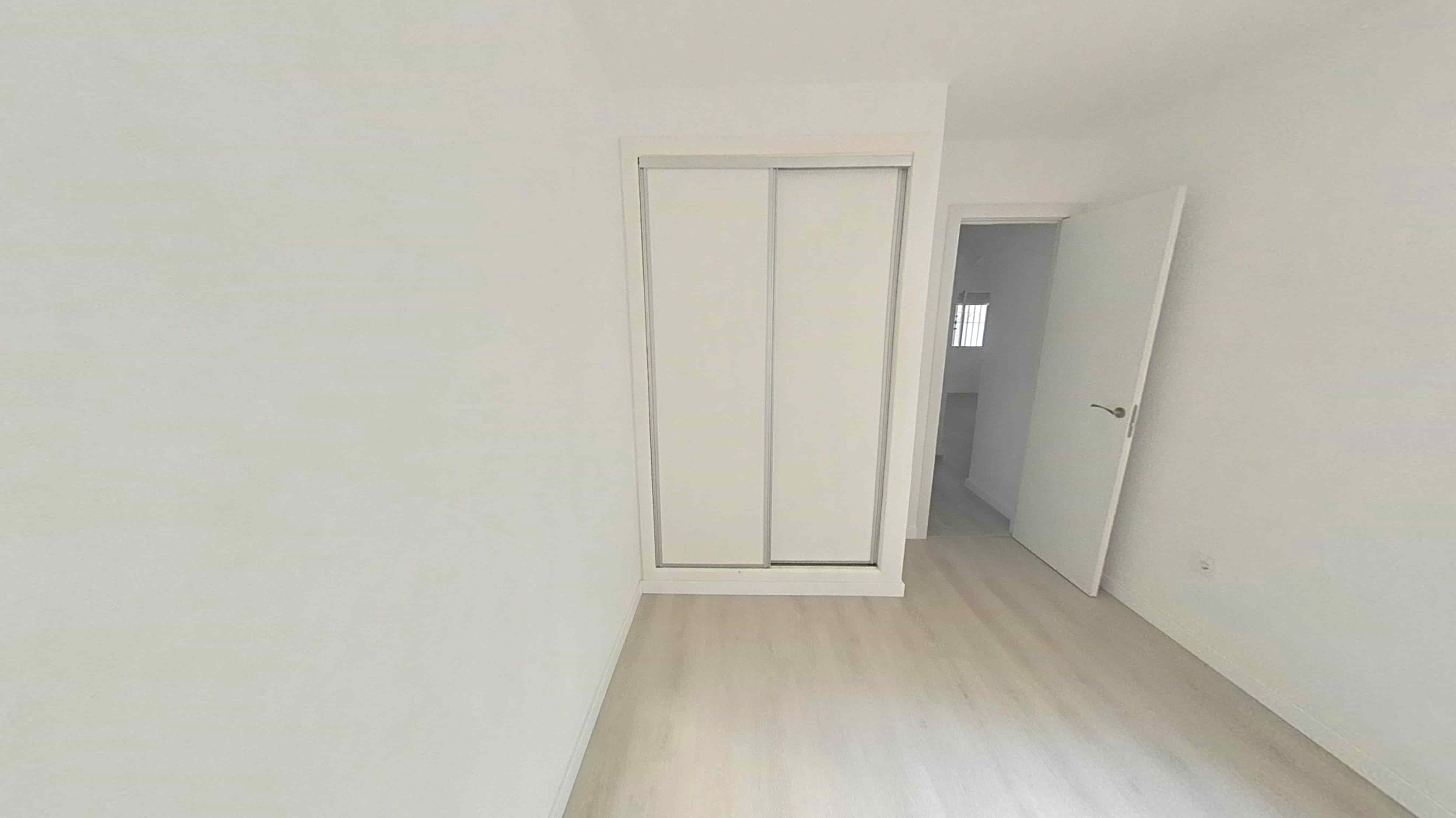 Apartamento em Torrevieja, Alicante - Oportunidade de Recuperação - Image 25