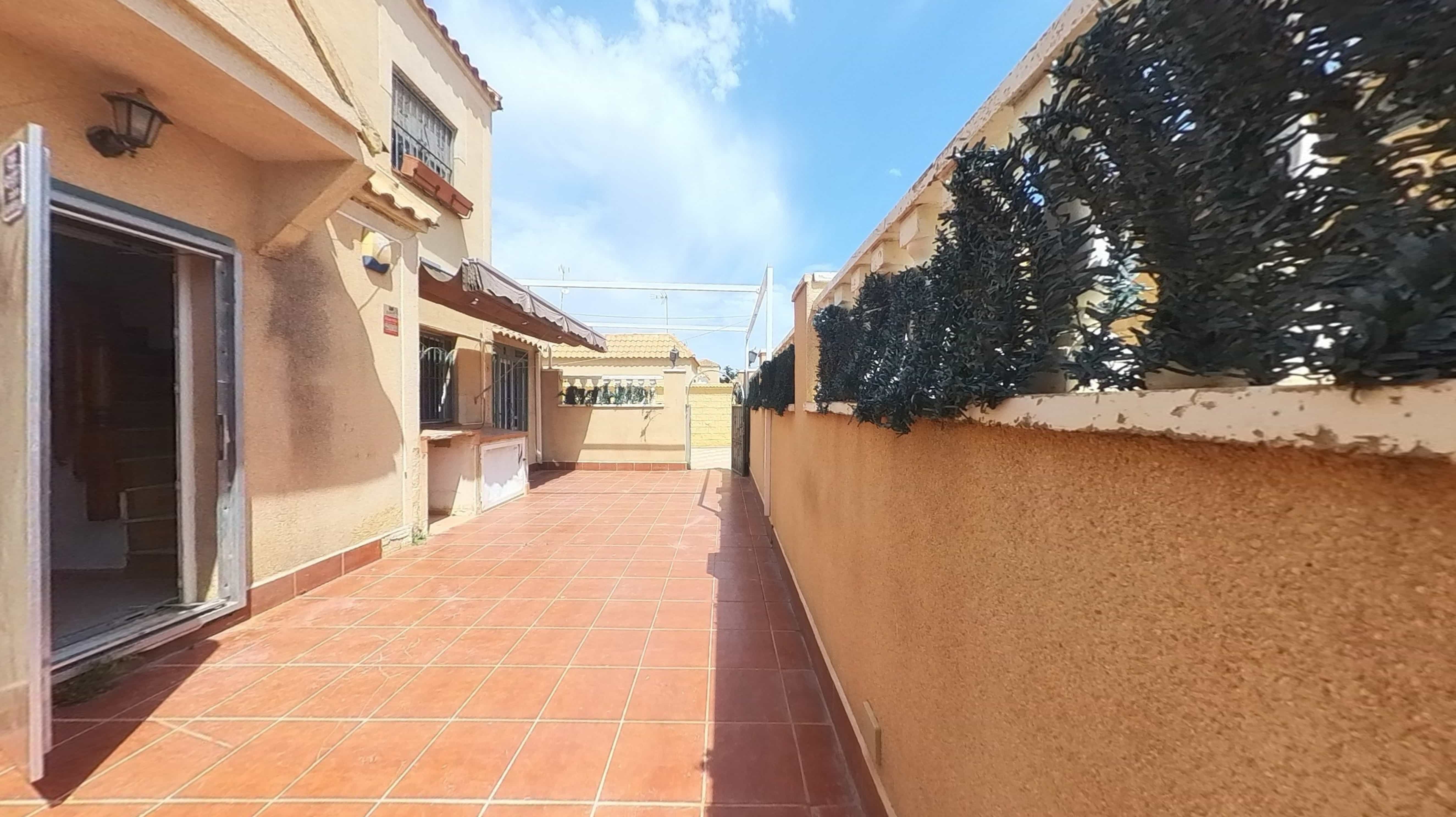 Duplex em Torrevieja, Alicante - Oportunidade de Recuperação - Image 2