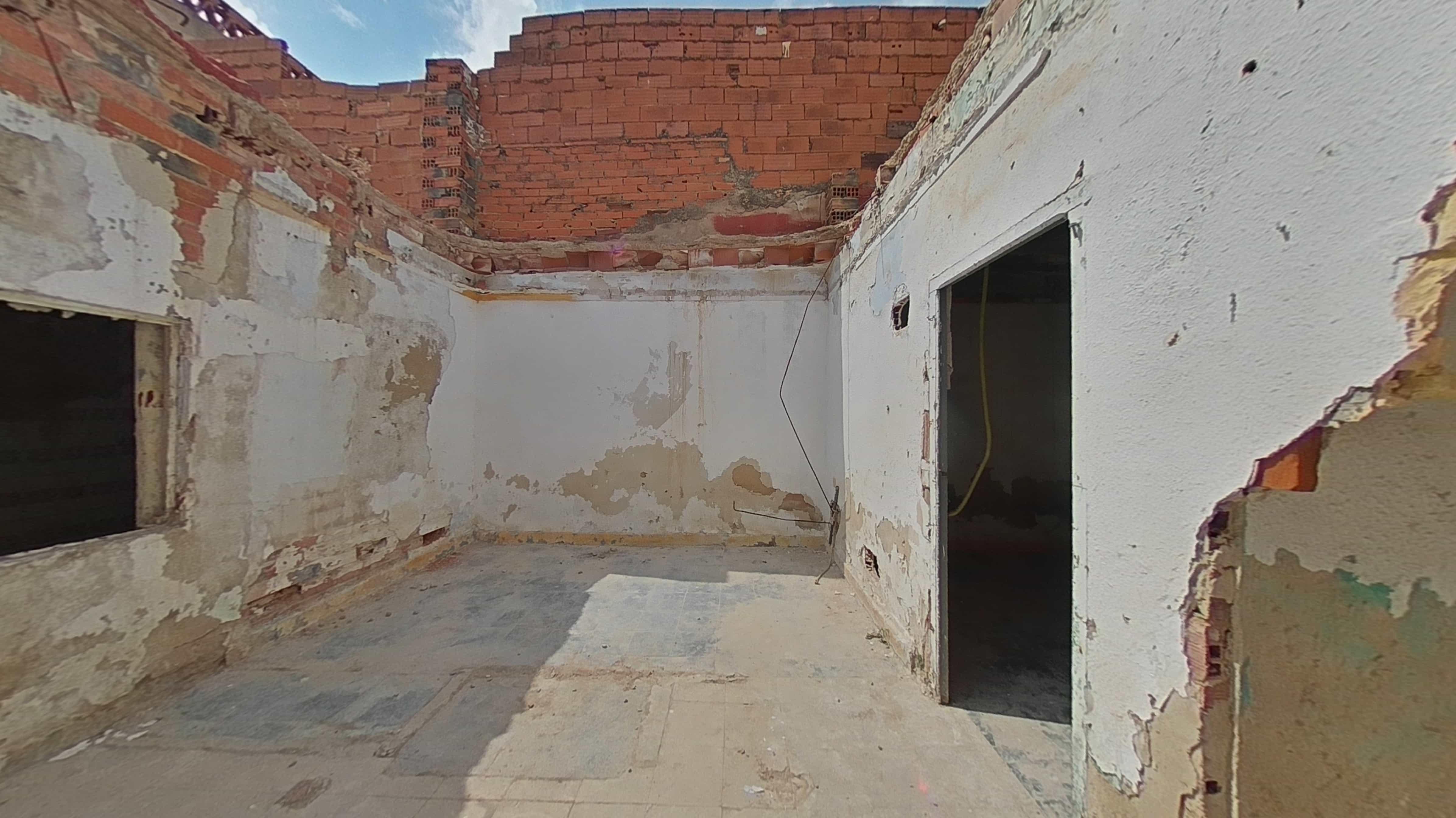 Oportunidade em Carlet: T2 para Recuperar com Terraço - Image 18
