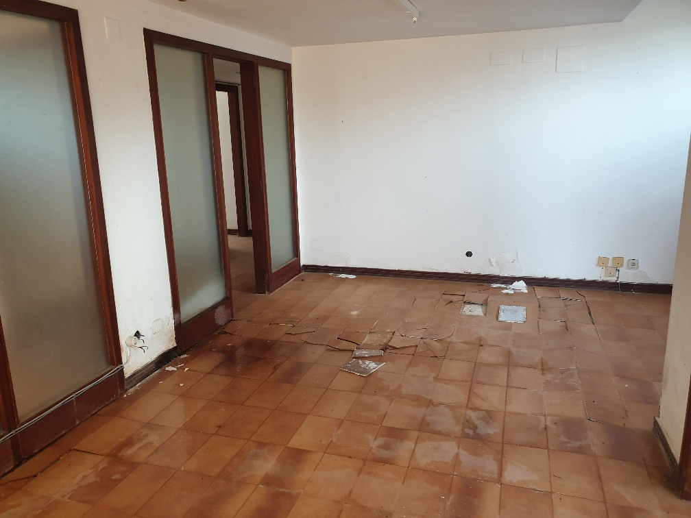 Espaçosa Propriedade para Recuperação em Girona - 320m² - Image 7