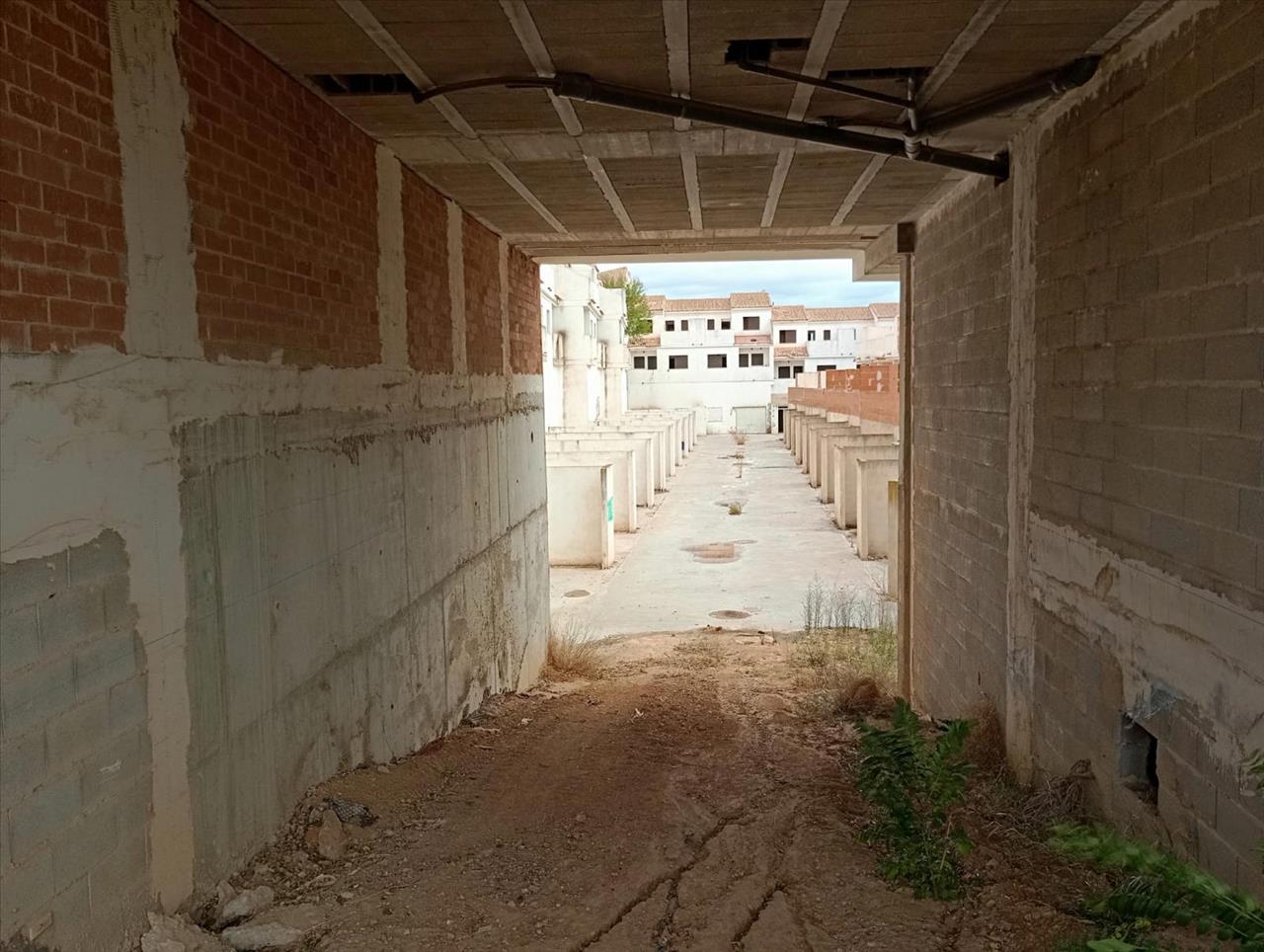 Oportunidade Única em Valência: Imóvel para Recuperação - Image 5