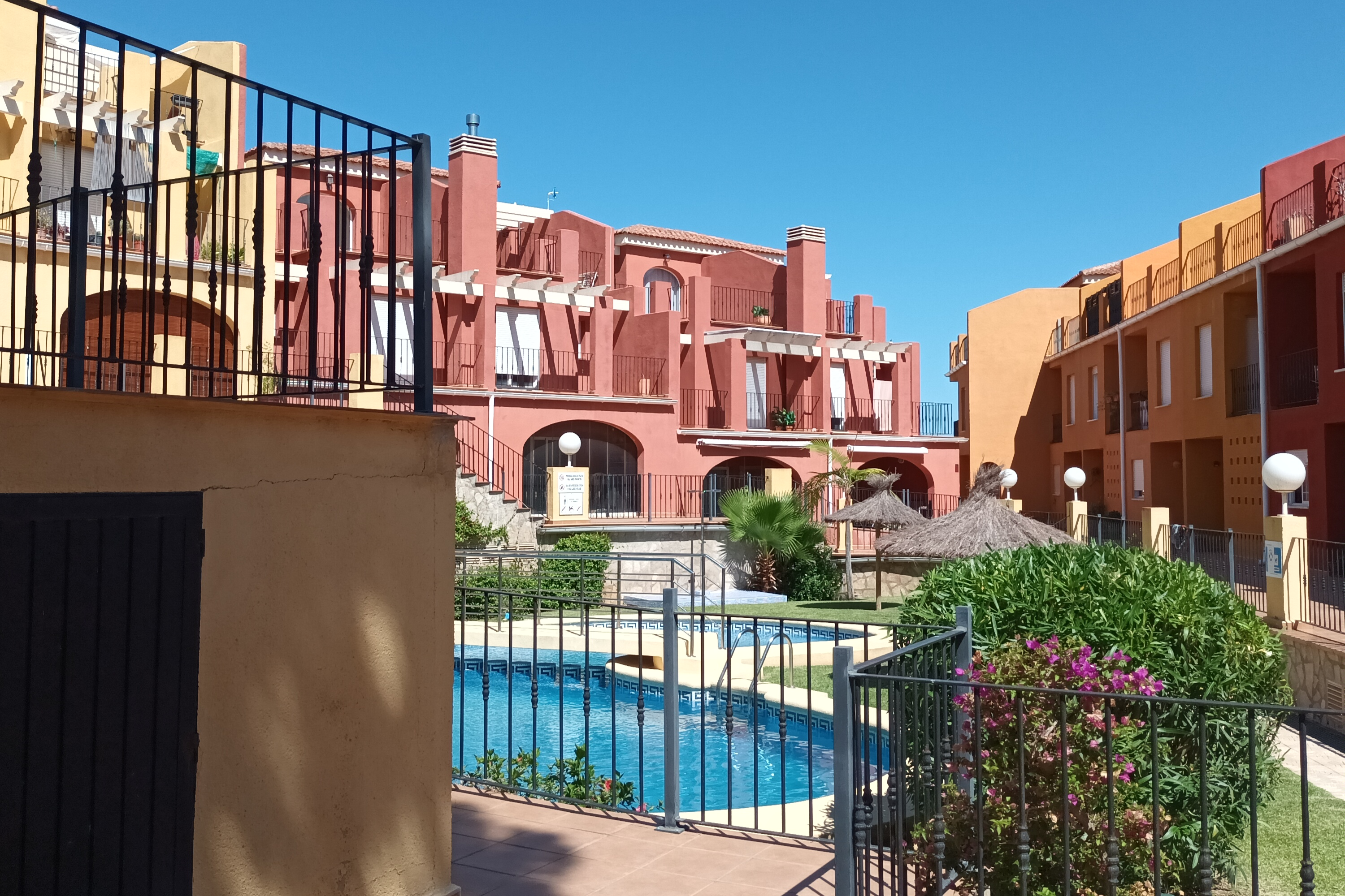 Moradia de 3 andares com garagem, piscina e lareira – tranquilidade, serviços e boa localização - Image 1