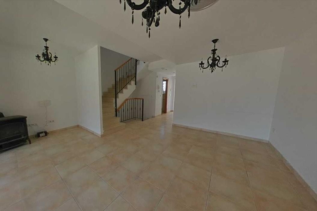Moradia de 3 andares com garagem, piscina e lareira – tranquilidade, serviços e boa localização - Image 7
