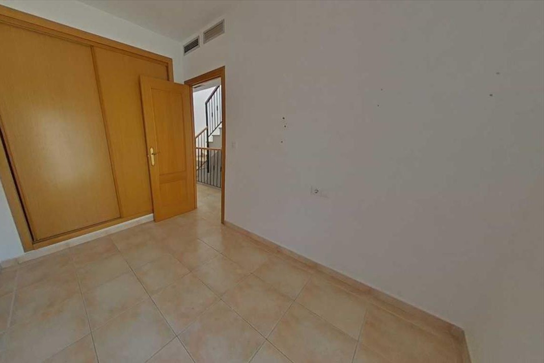 Moradia de 3 andares com garagem, piscina e lareira – tranquilidade, serviços e boa localização - Image 20