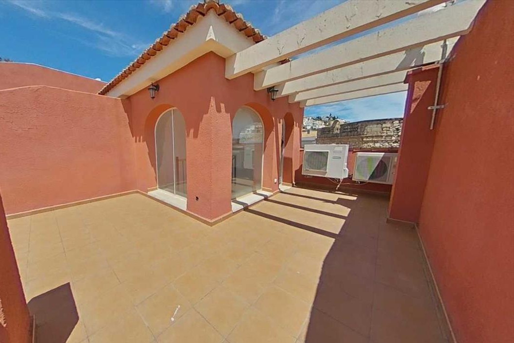 Moradia de 3 andares com garagem, piscina e lareira – tranquilidade, serviços e boa localização - Image 3