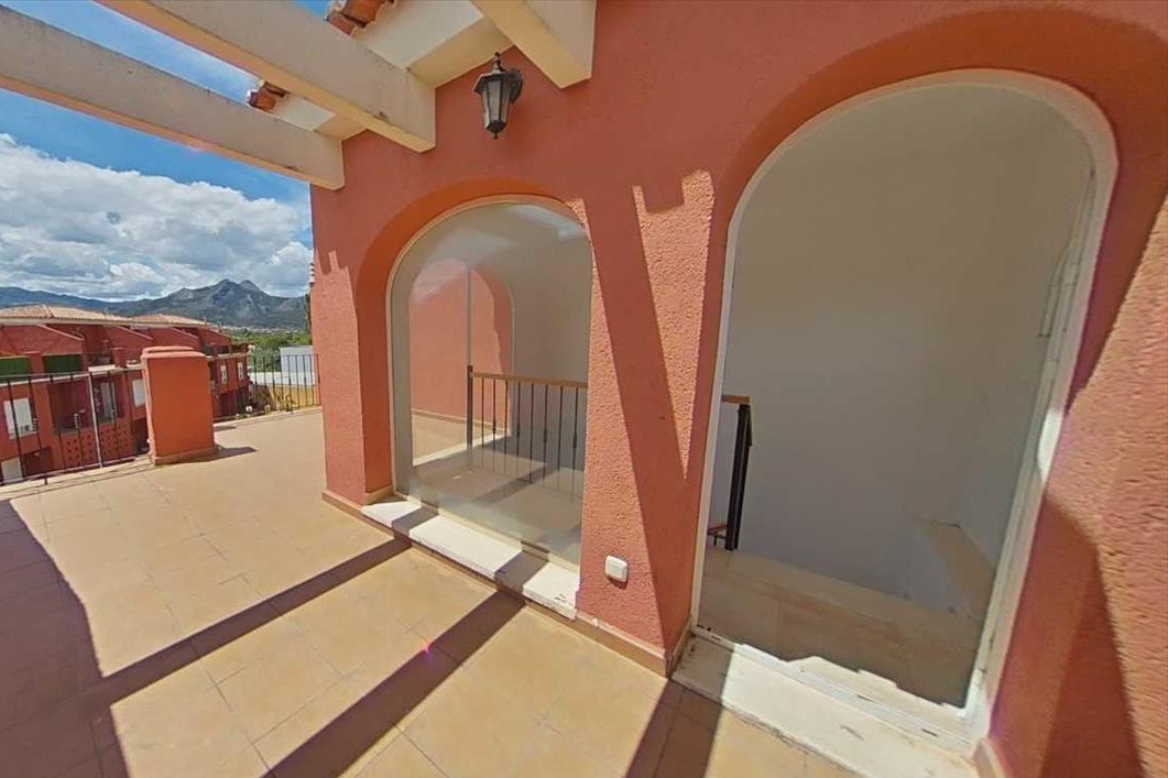 Moradia de 3 andares com garagem, piscina e lareira – tranquilidade, serviços e boa localização - Image 30