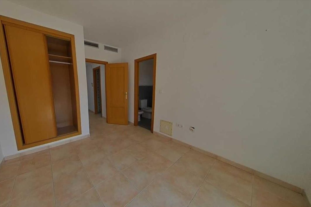 Moradia de 3 andares com garagem, piscina e lareira – tranquilidade, serviços e boa localização - Image 15