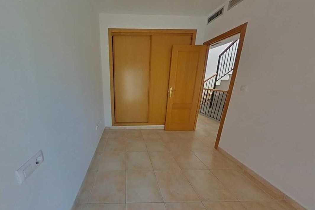 Moradia de 3 andares com garagem, piscina e lareira – tranquilidade, serviços e boa localização - Image 22