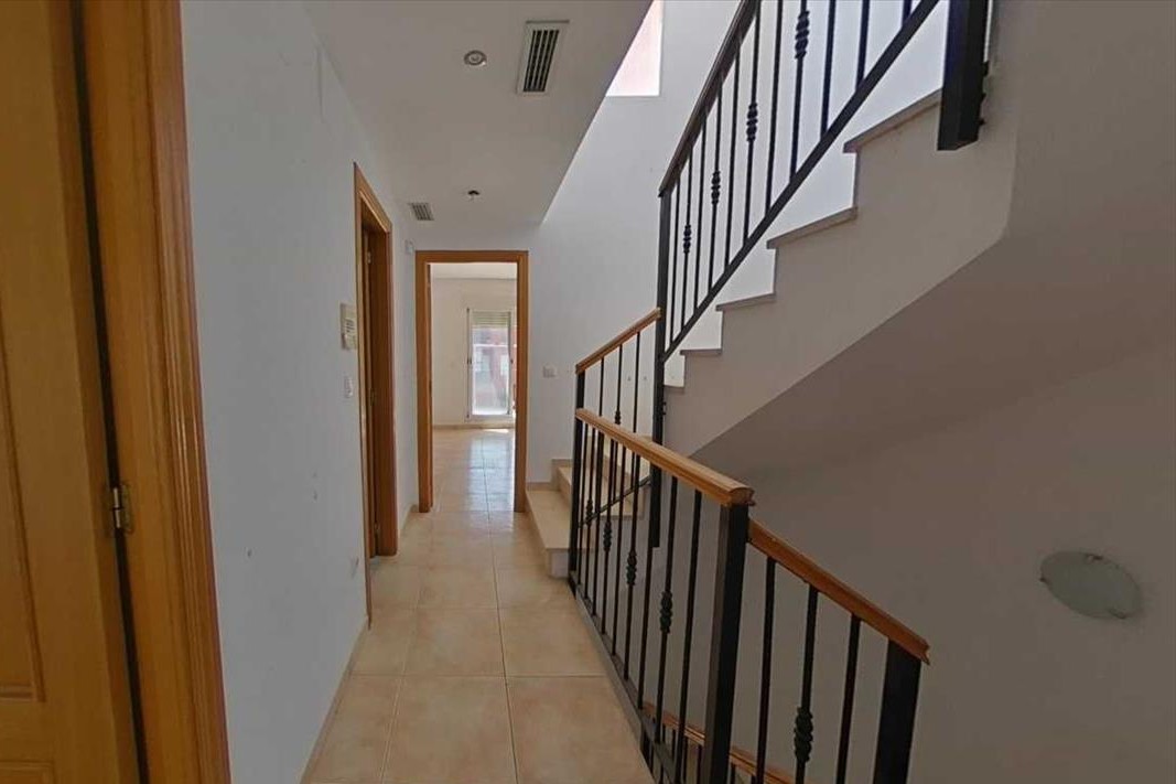 Moradia de 3 andares com garagem, piscina e lareira – tranquilidade, serviços e boa localização - Image 12